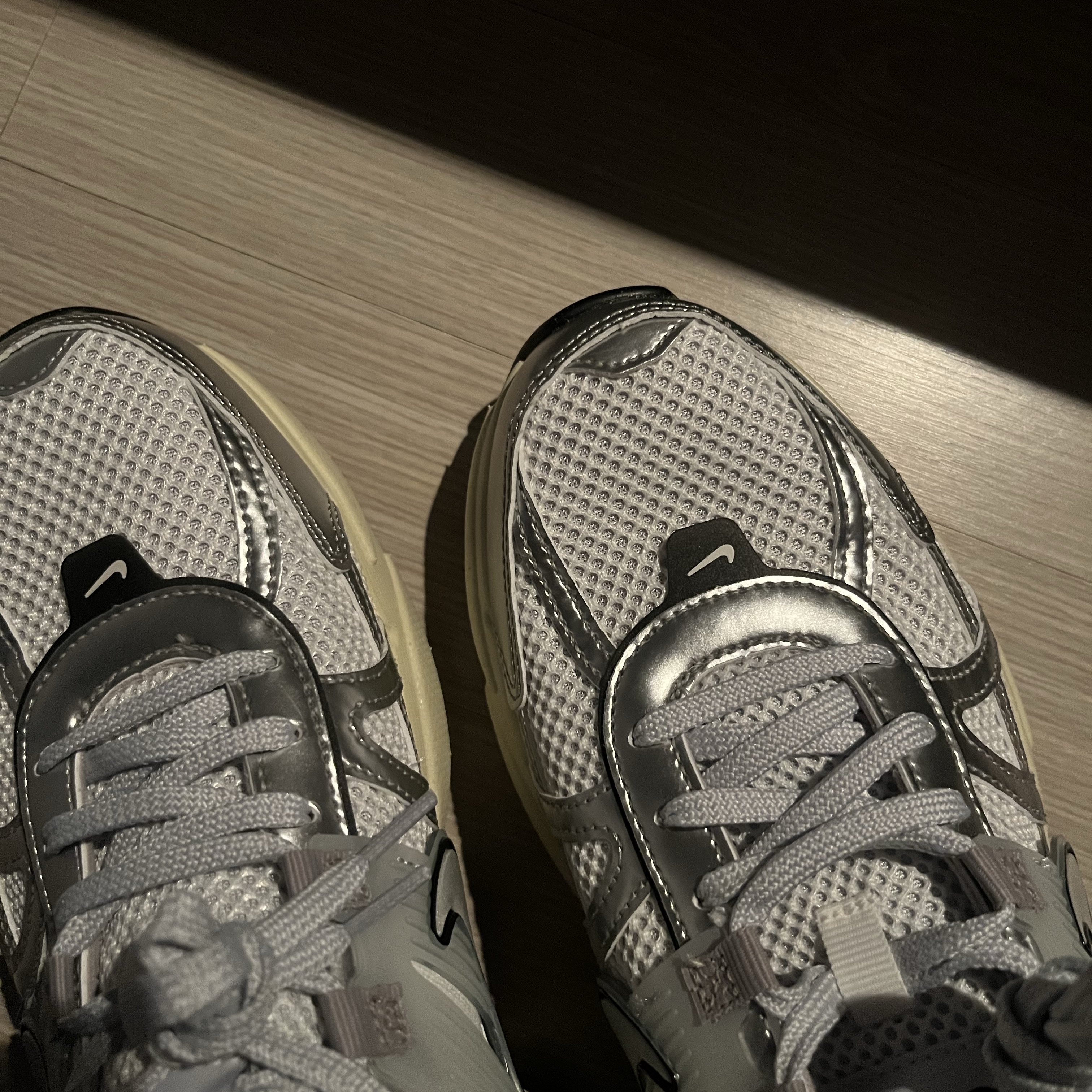 Nike V2K Run Summit White Metallic Silver 착용 스타일