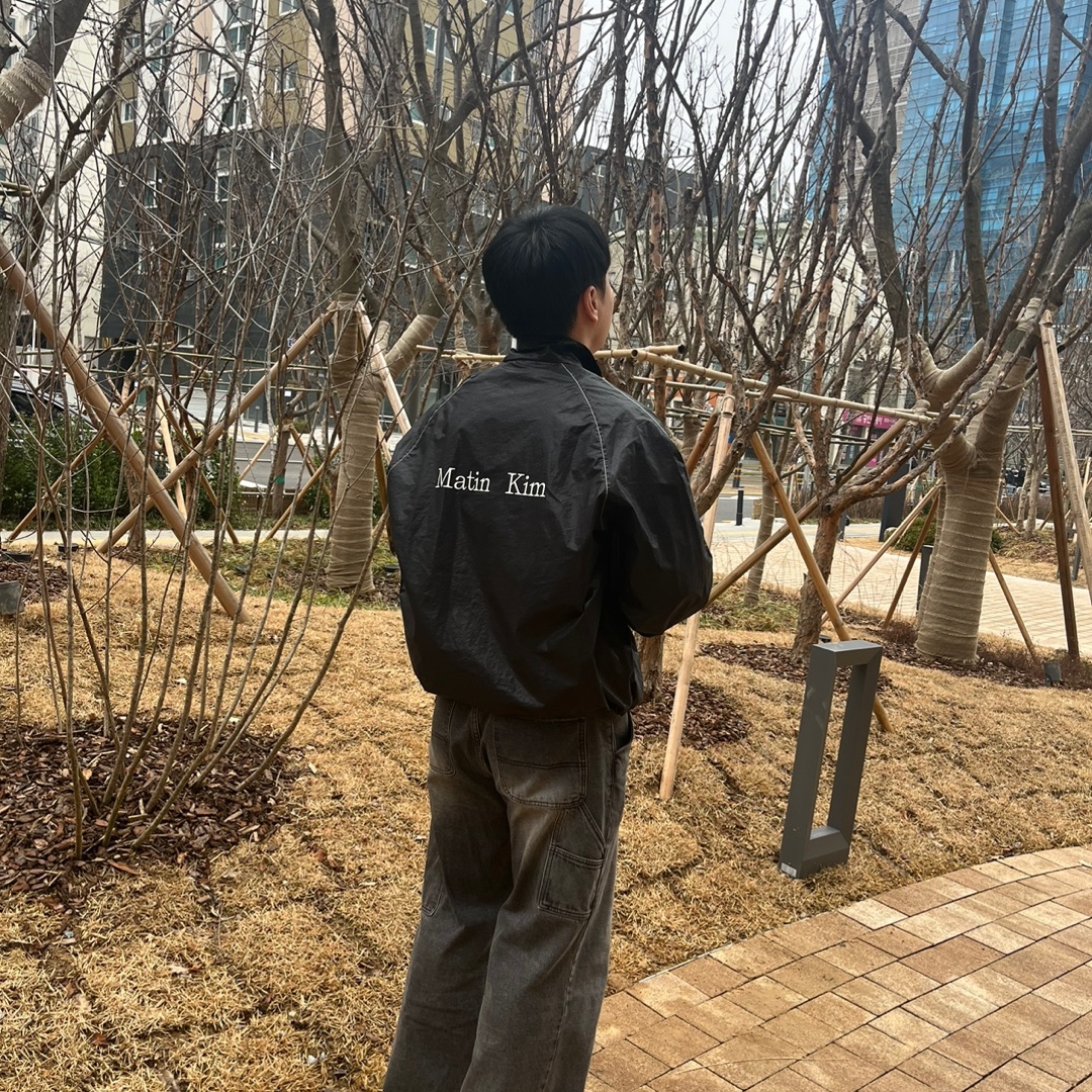 (W) Matin Kim Logo Coating Jumper Black 착용 스타일