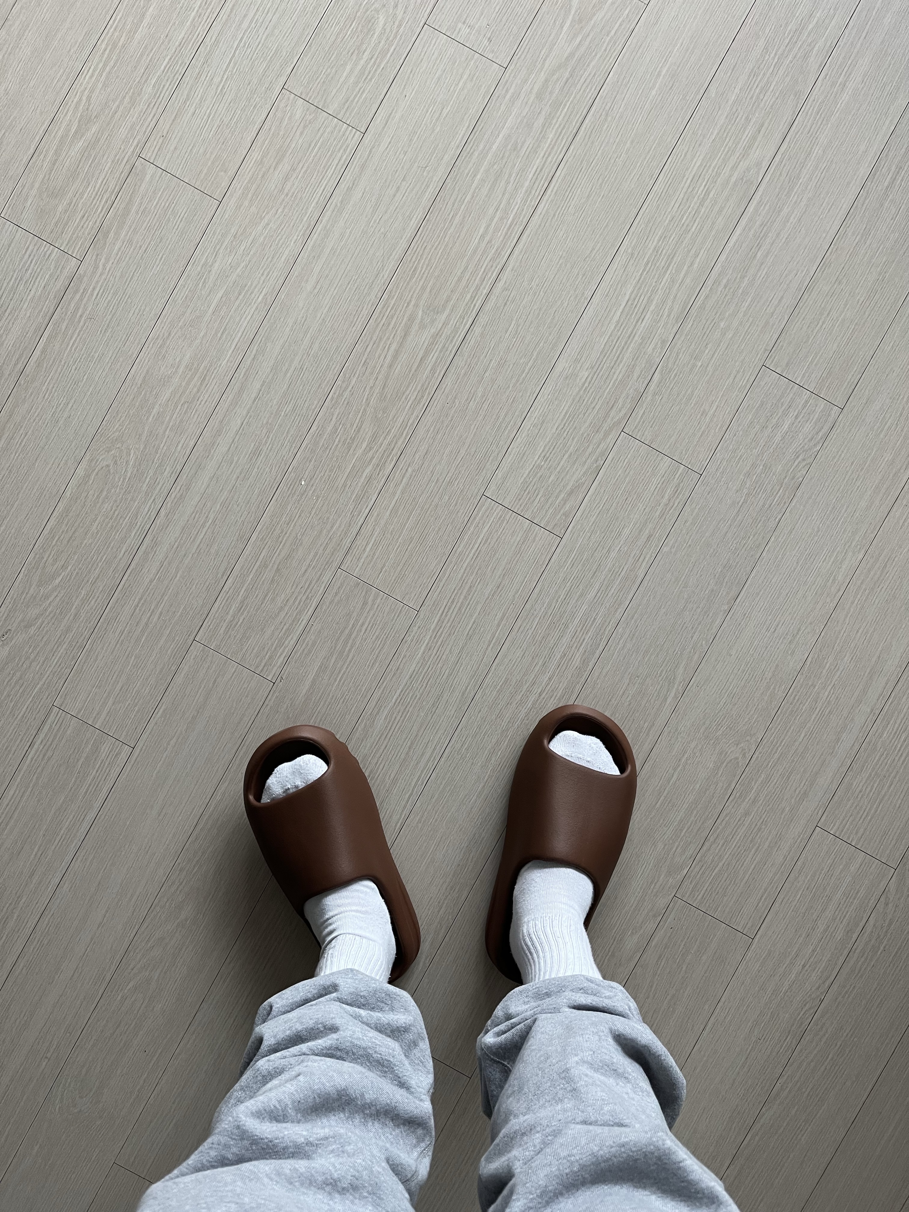 Adidas Yeezy Slide Flax 착용 스타일