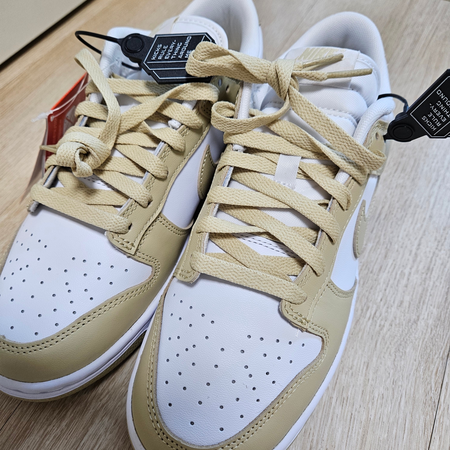 Nike Dunk Low Team Gold and White 착용 스타일 - 1