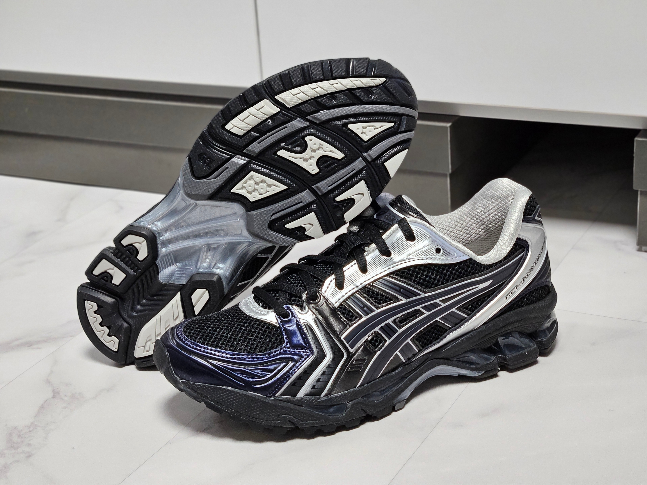 Asics x Atmos x Undermycar Gel-Kayano 14 Black Pure Silver 착용 스타일 - 3