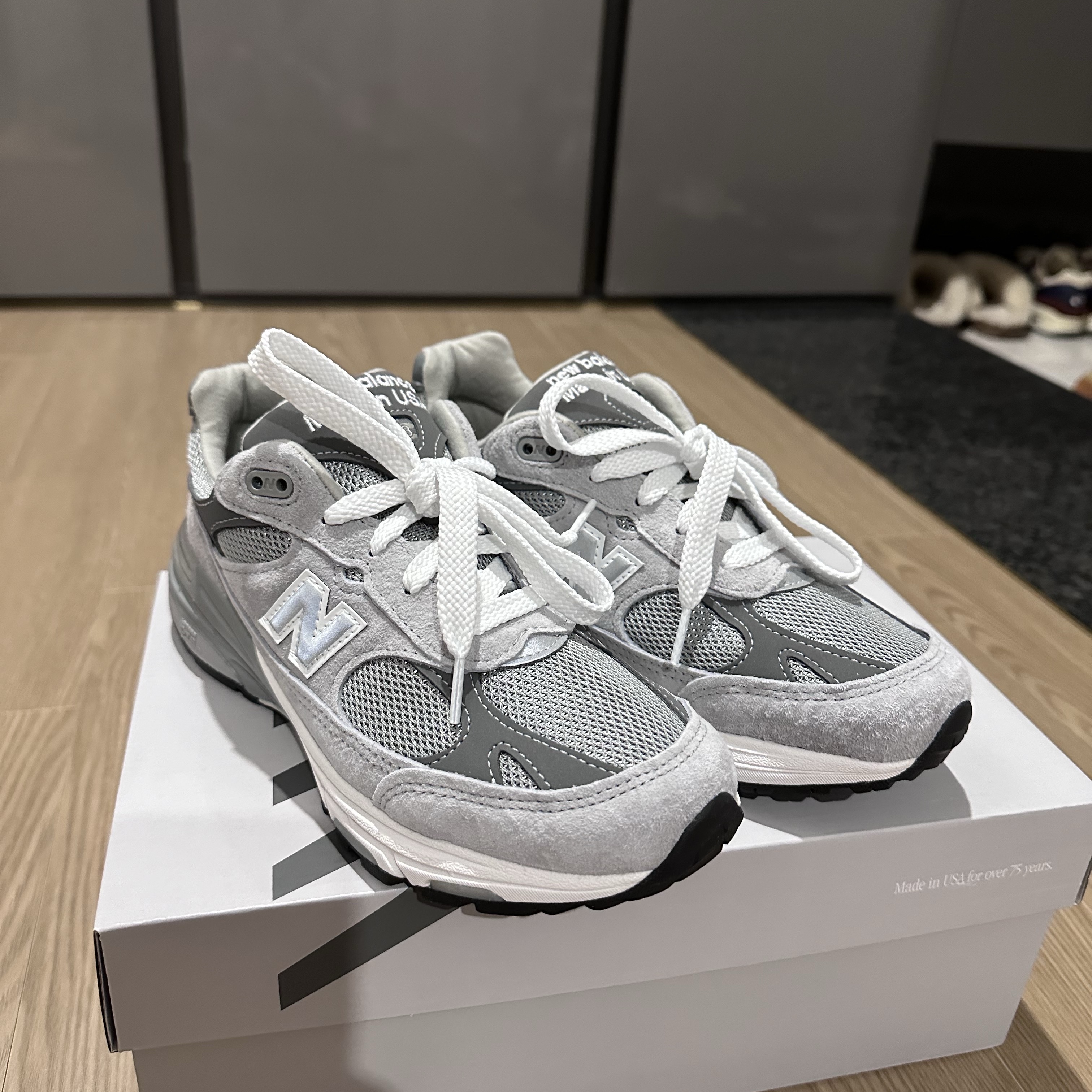 (W) New Balance 993 Made in USA Grey - B Standard 착용 스타일 - 2