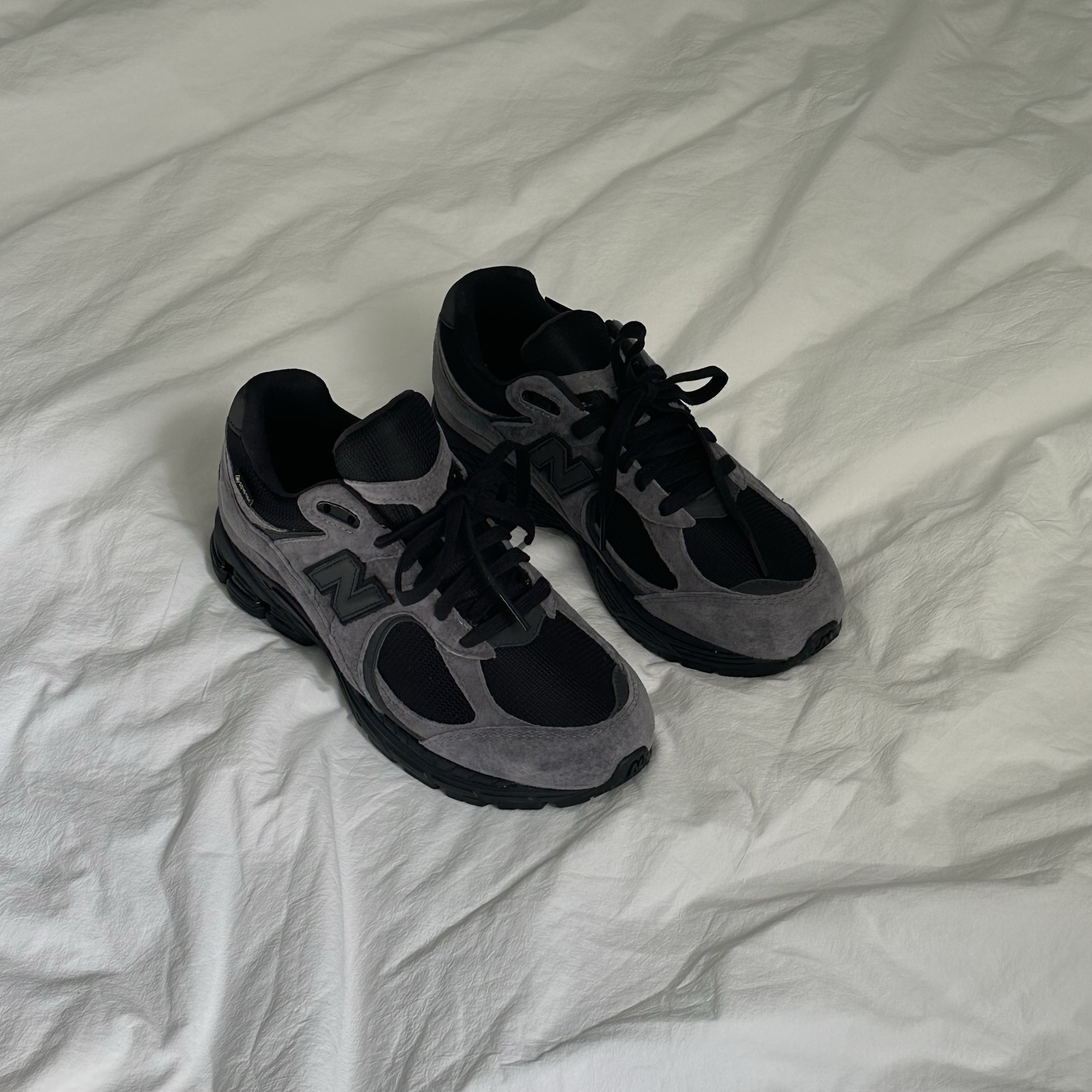 New Balance x JJJJound 2002R Gore-Tex Charcoal 착용 스타일 - 1