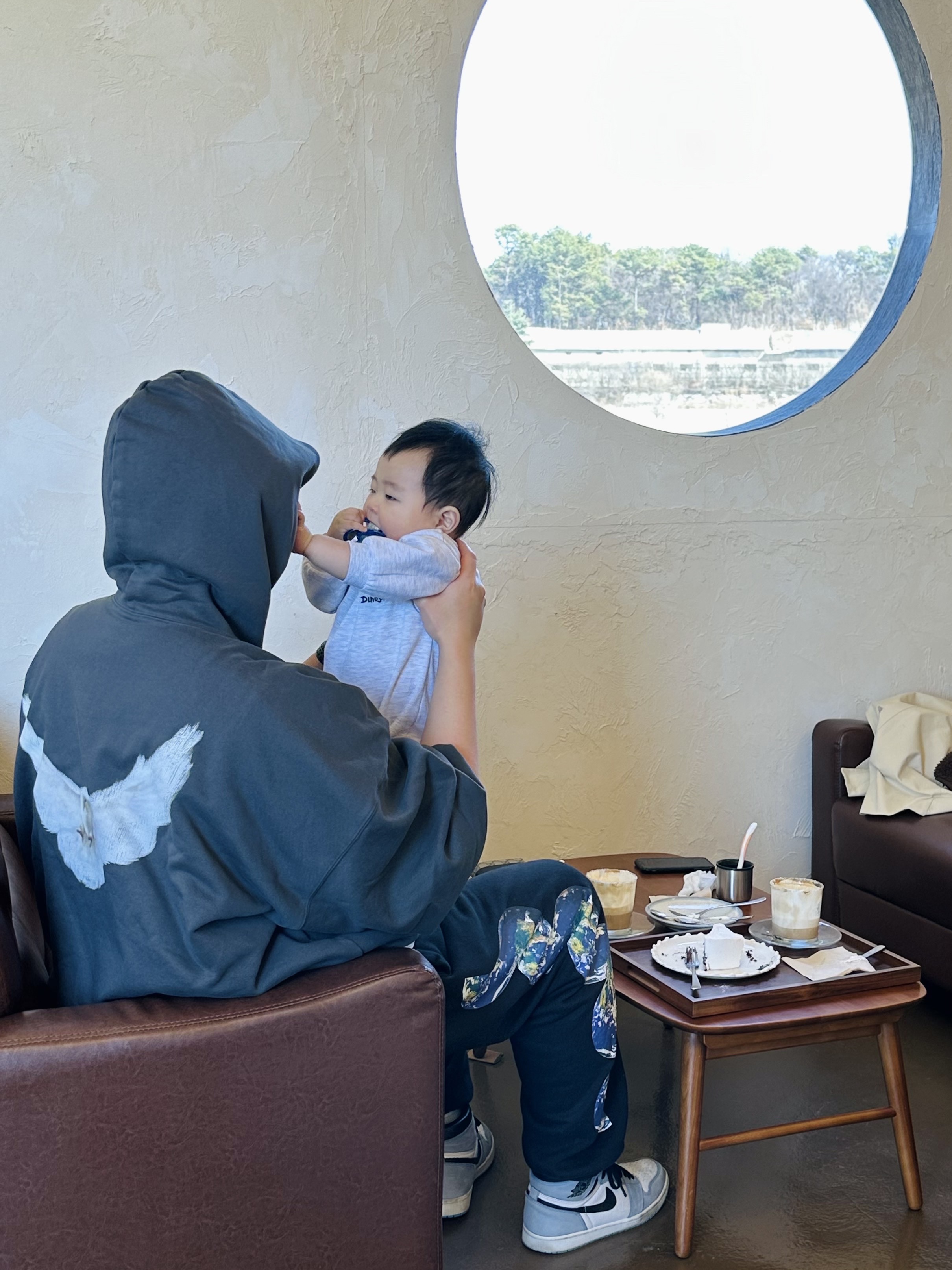 Yeezy Gap Engineered By Balenciaga Dove Hoodie Black 착용 스타일