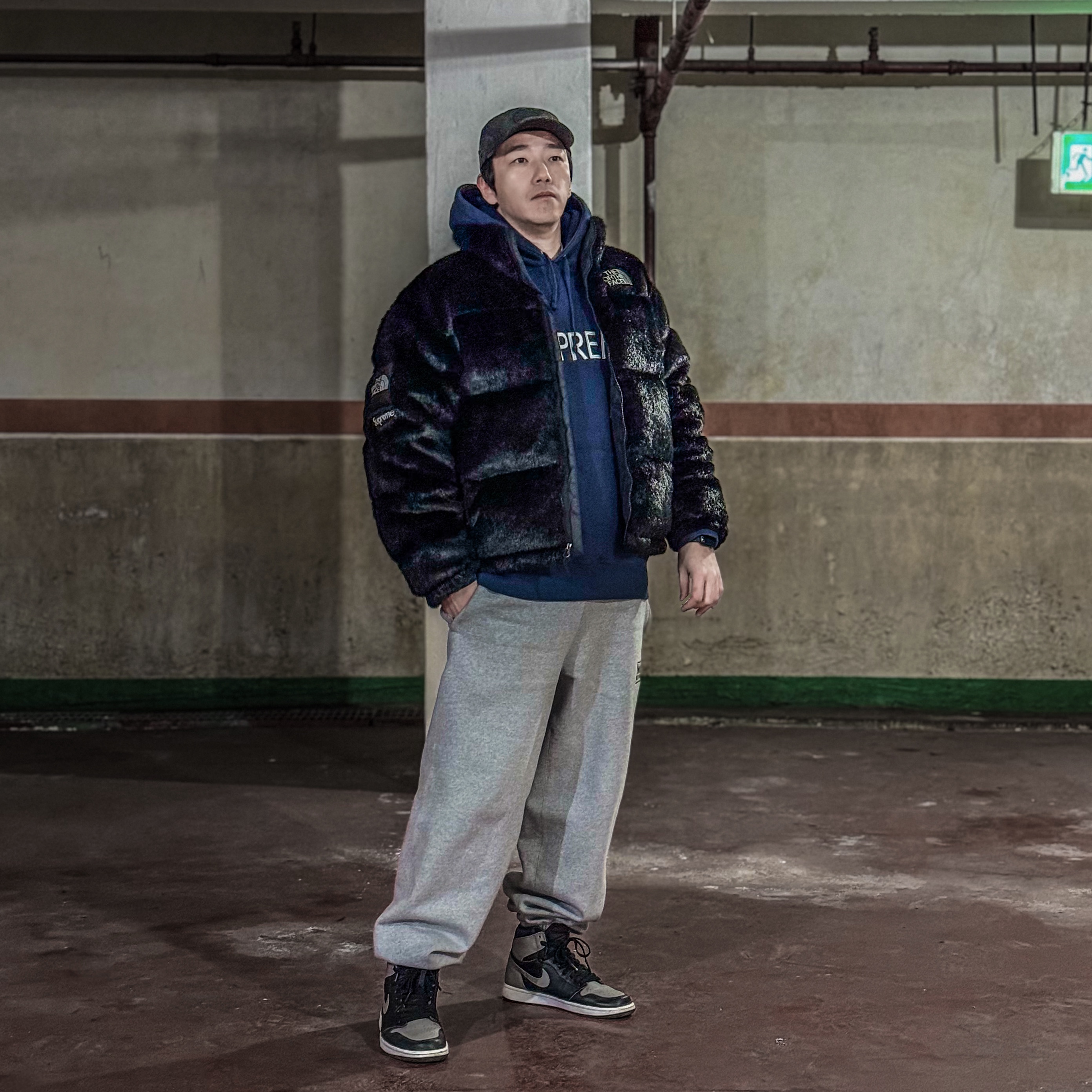 Supreme Capital Hooded Sweatshirt Navy - 22FW, Supreme x The North Face Faux Fur Nuptse Jacket Black - 20FW 착용 스타일