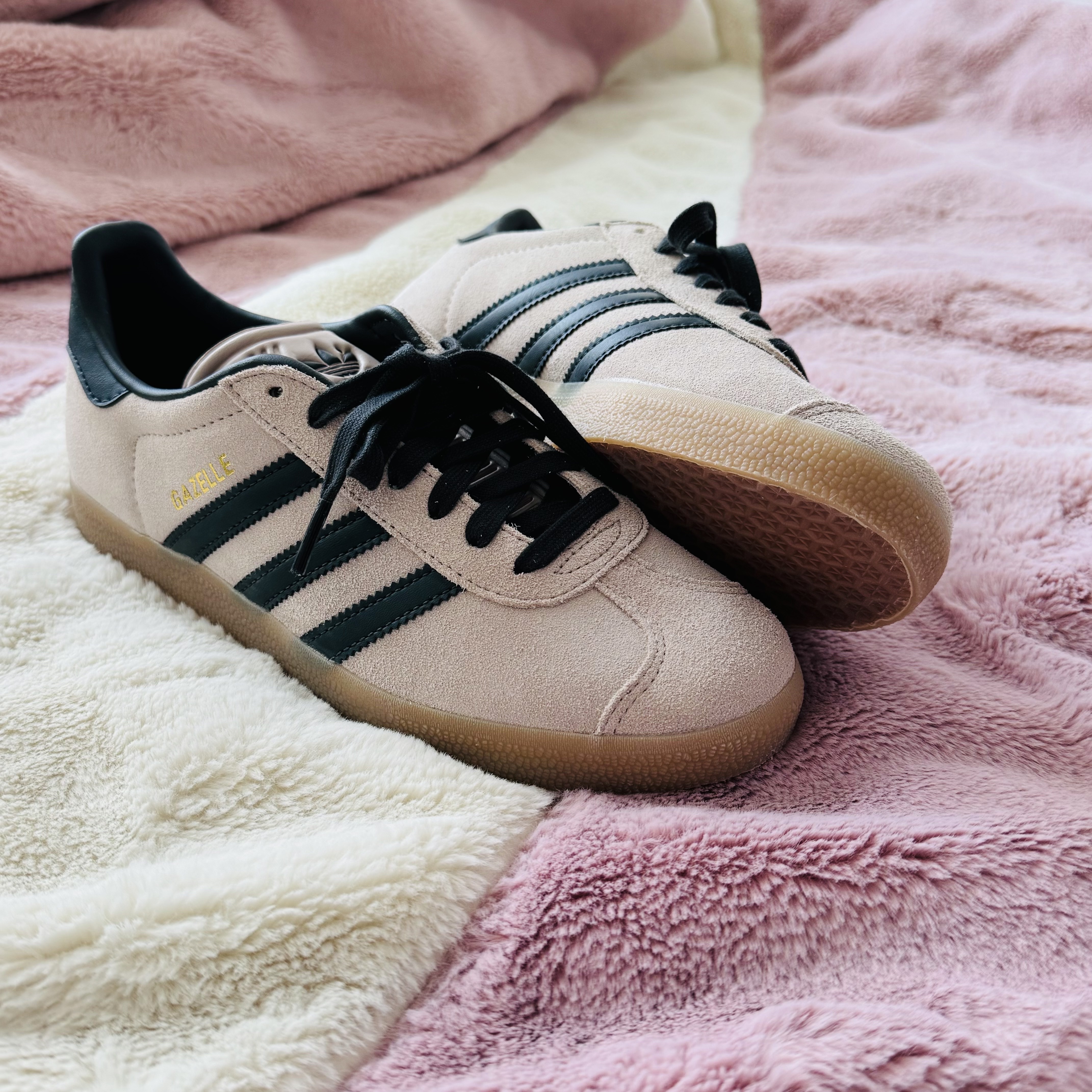 Adidas Gazelle Wonder Taupe Night Indigo 착용 스타일 - 1