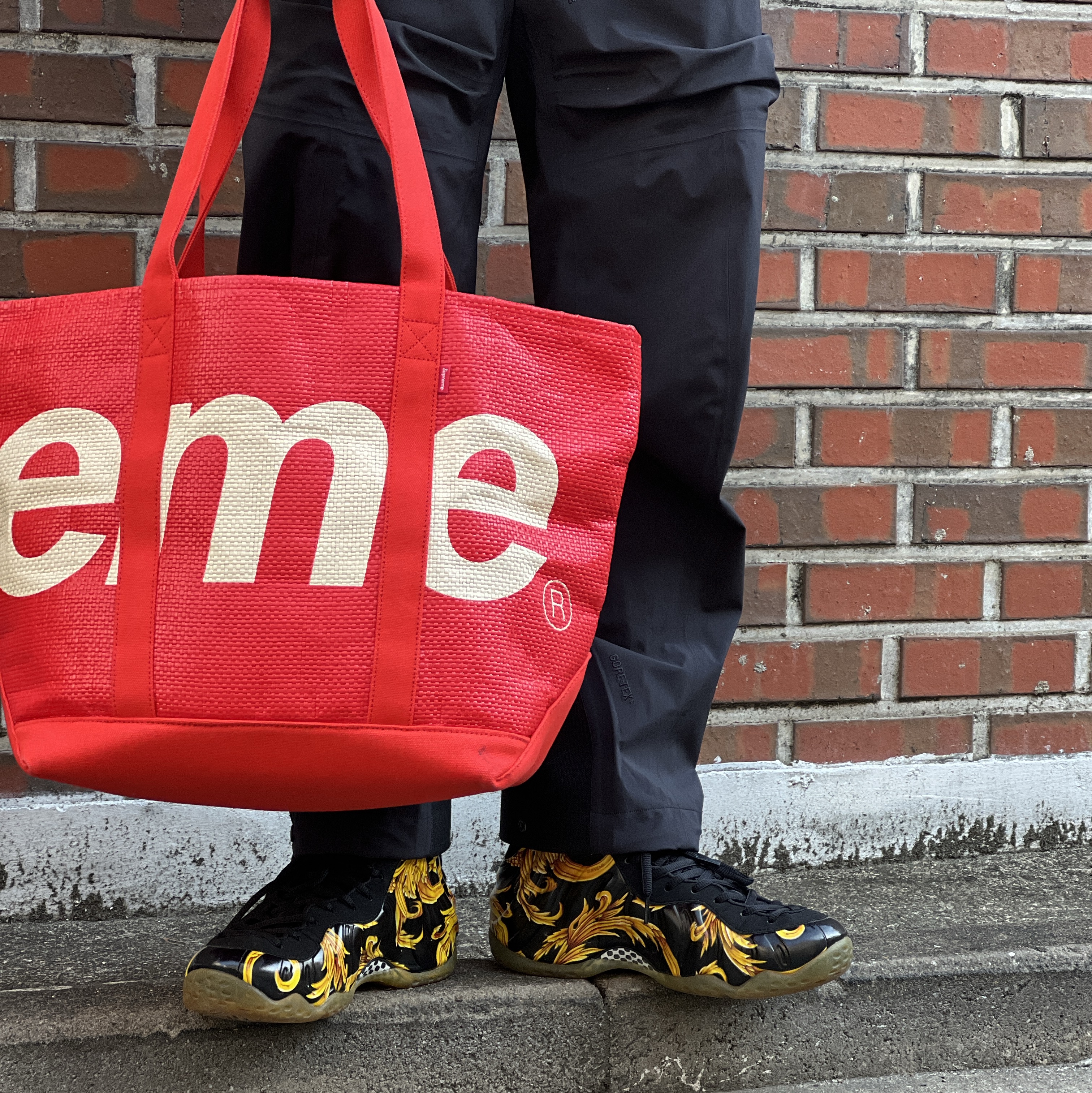 Supreme Raffia Tote Red - 20SS, Nike x Supreme Air Foamposite One Black 착용 스타일 - 4