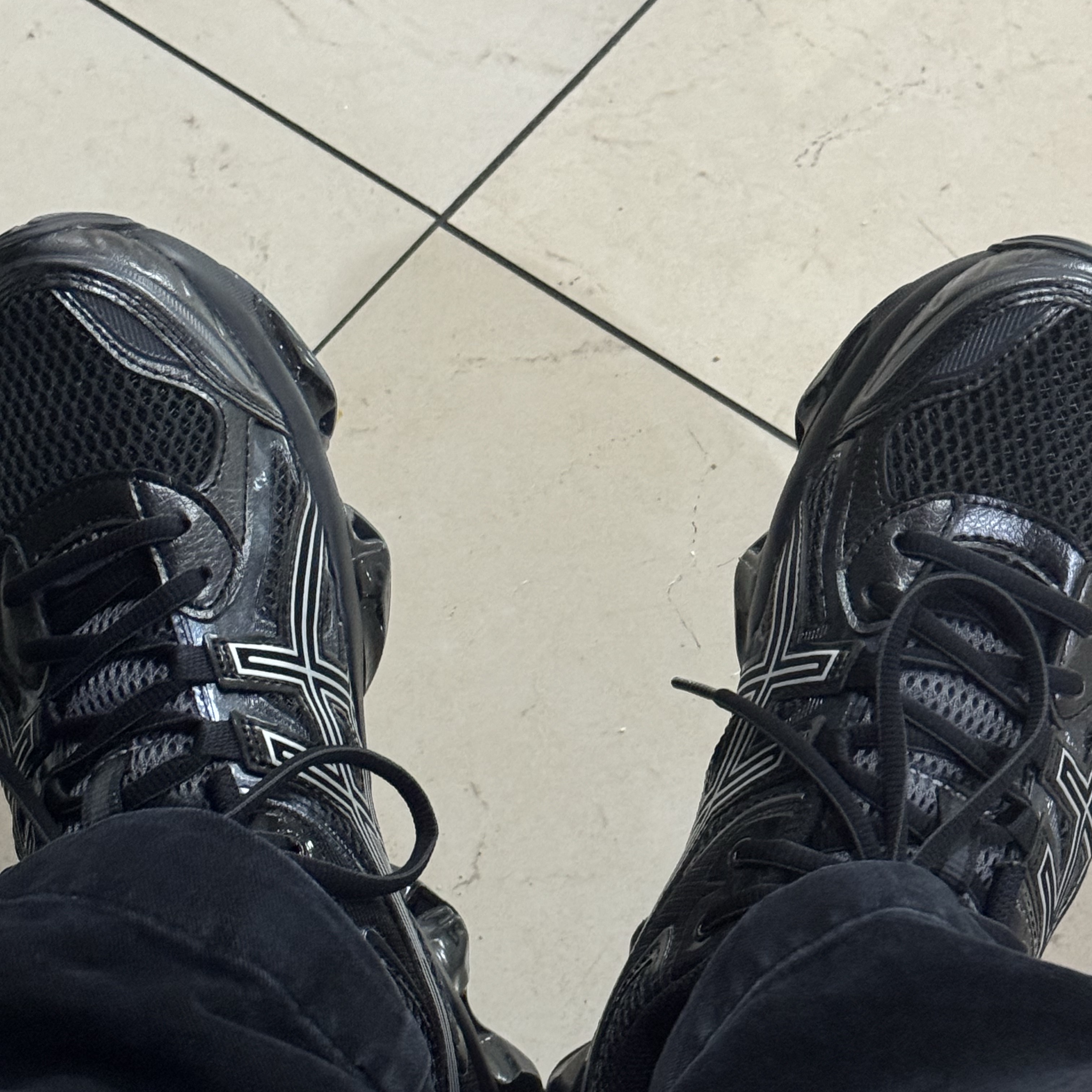 Asics Gel-Quantum Kinetic Graphite Grey Black 착용 스타일 - 2