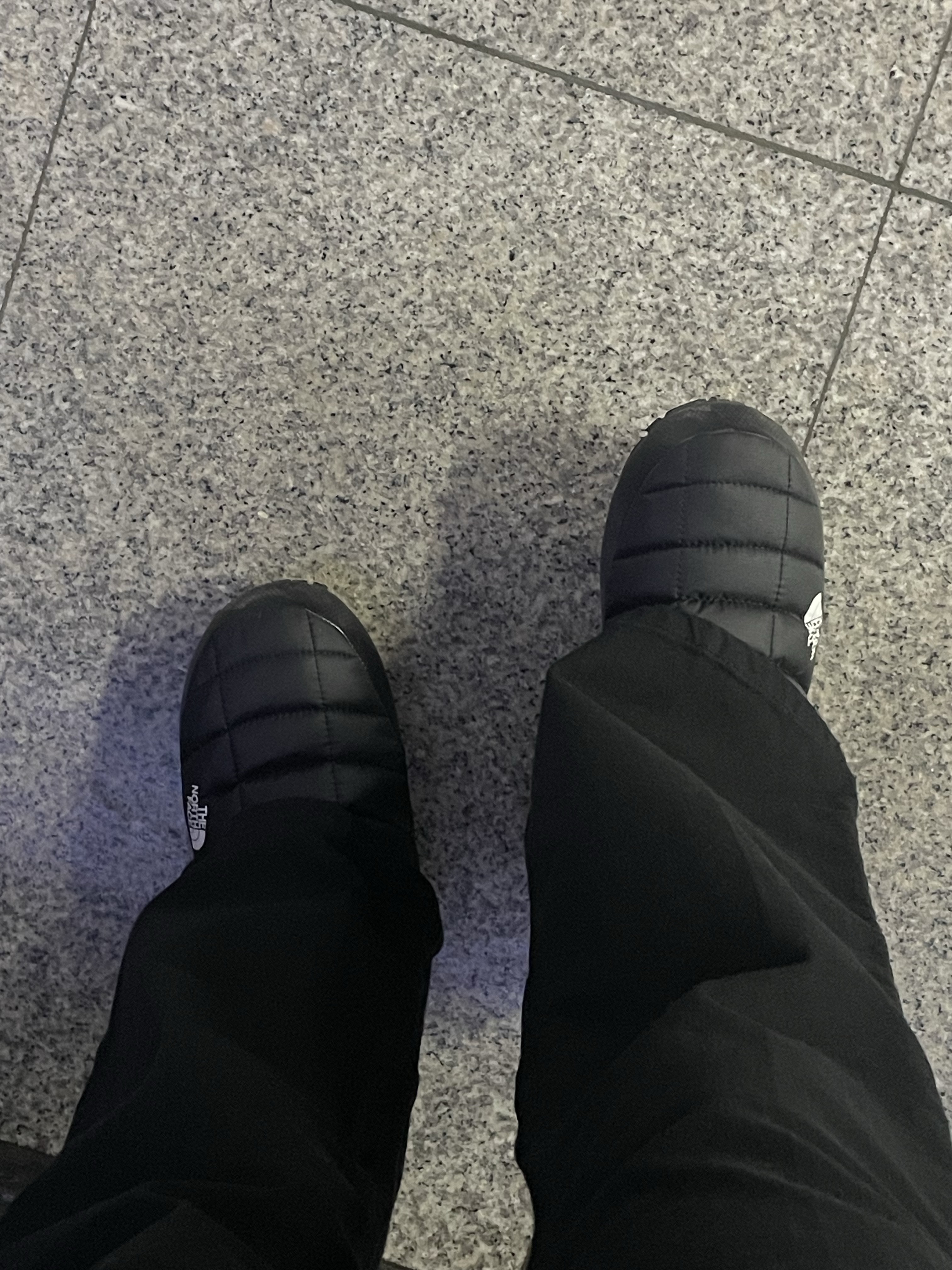 The North Face Thermoball Traction Mule V Black 착용 스타일