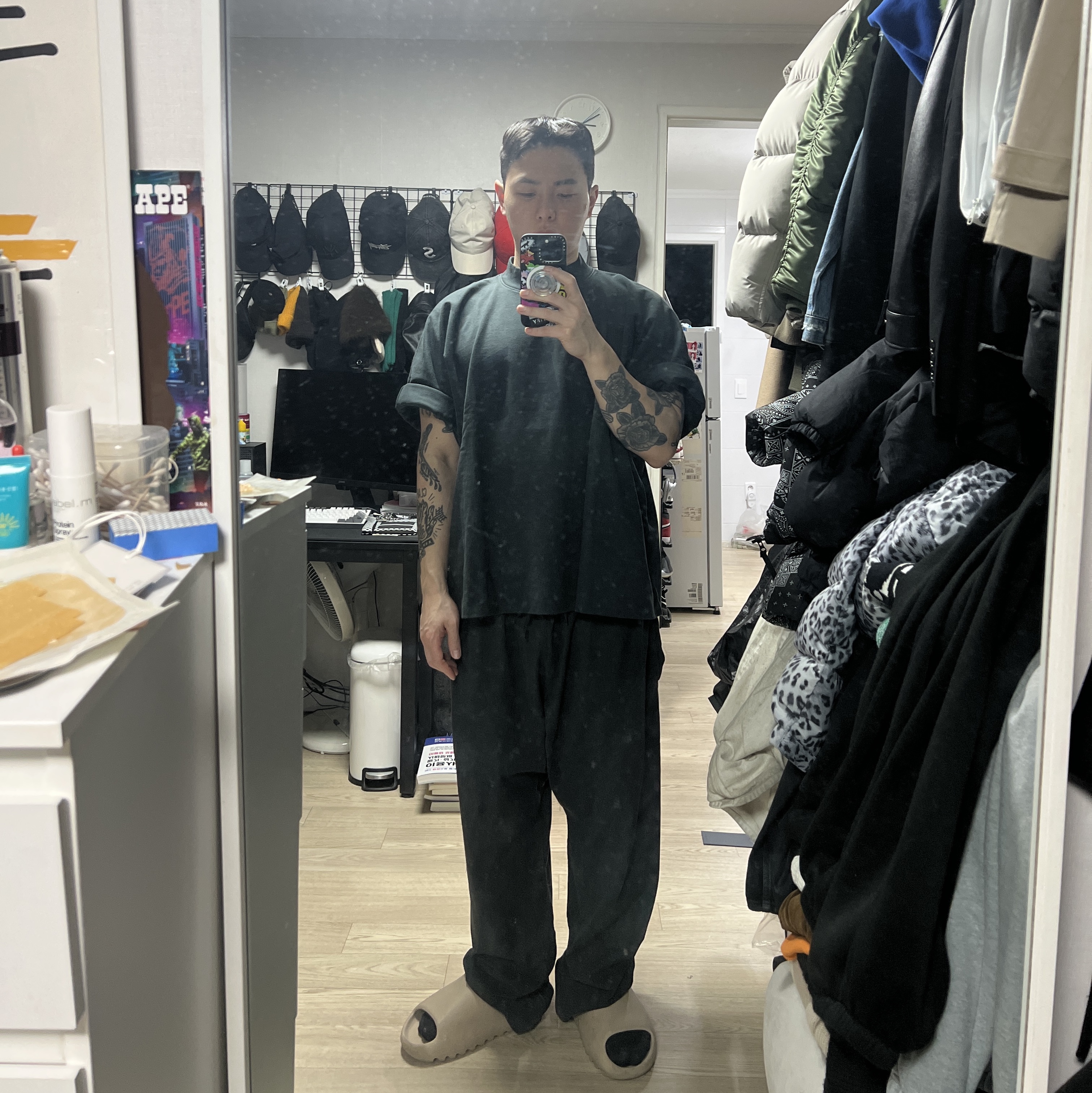 Yeezy Gap Engineered By Balenciaga Fitted Sweatpants Black, Yeezy Gap Engineered By Balenciaga Dove No Seam T-Shirt Black 착용 스타일