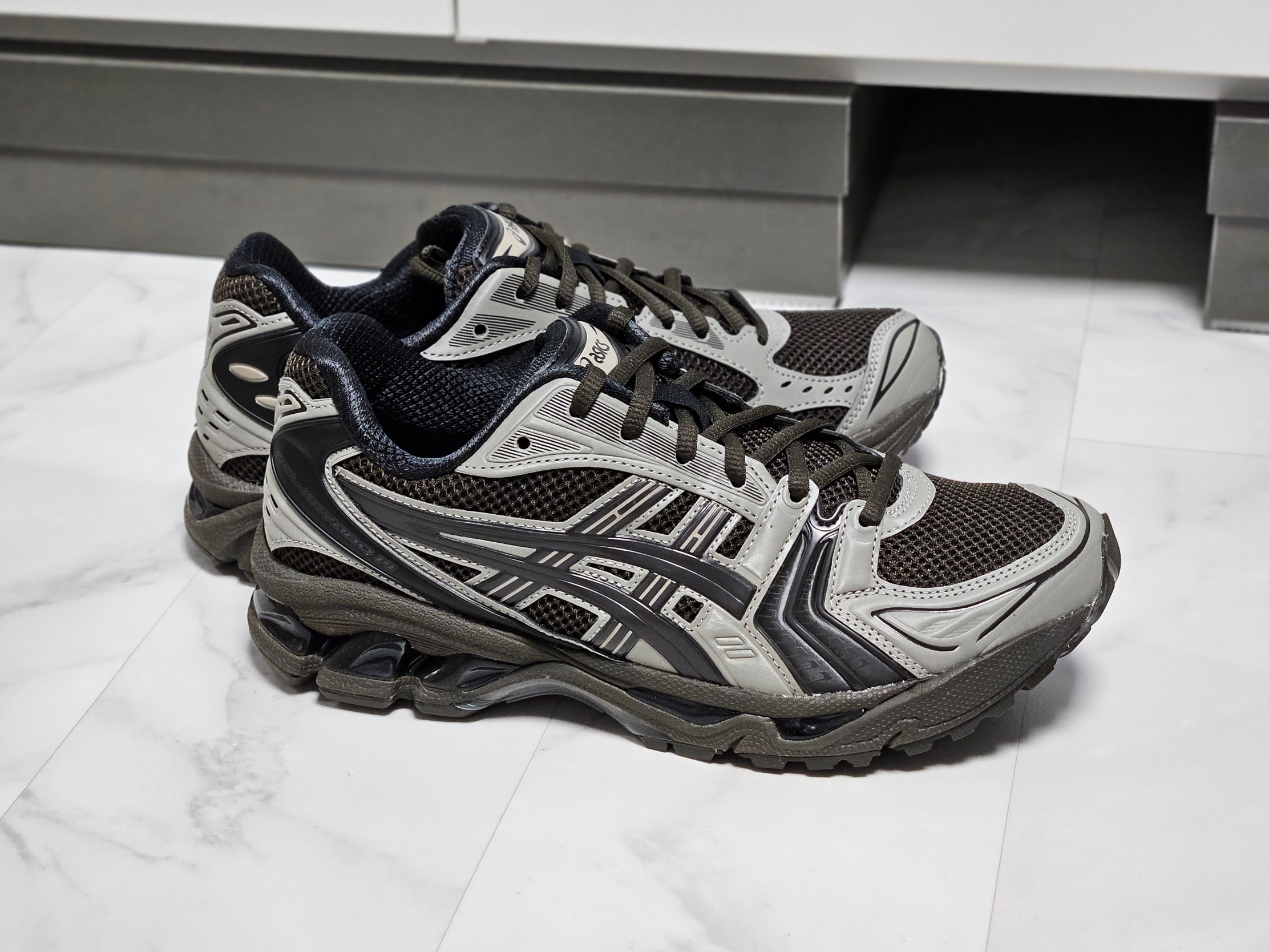 Asics x Atmos x Undermycar Gel-Kayano 14 Pepper Black, Asics Gel-Kayano 14 Black Pure Silver 착용 스타일 - 9