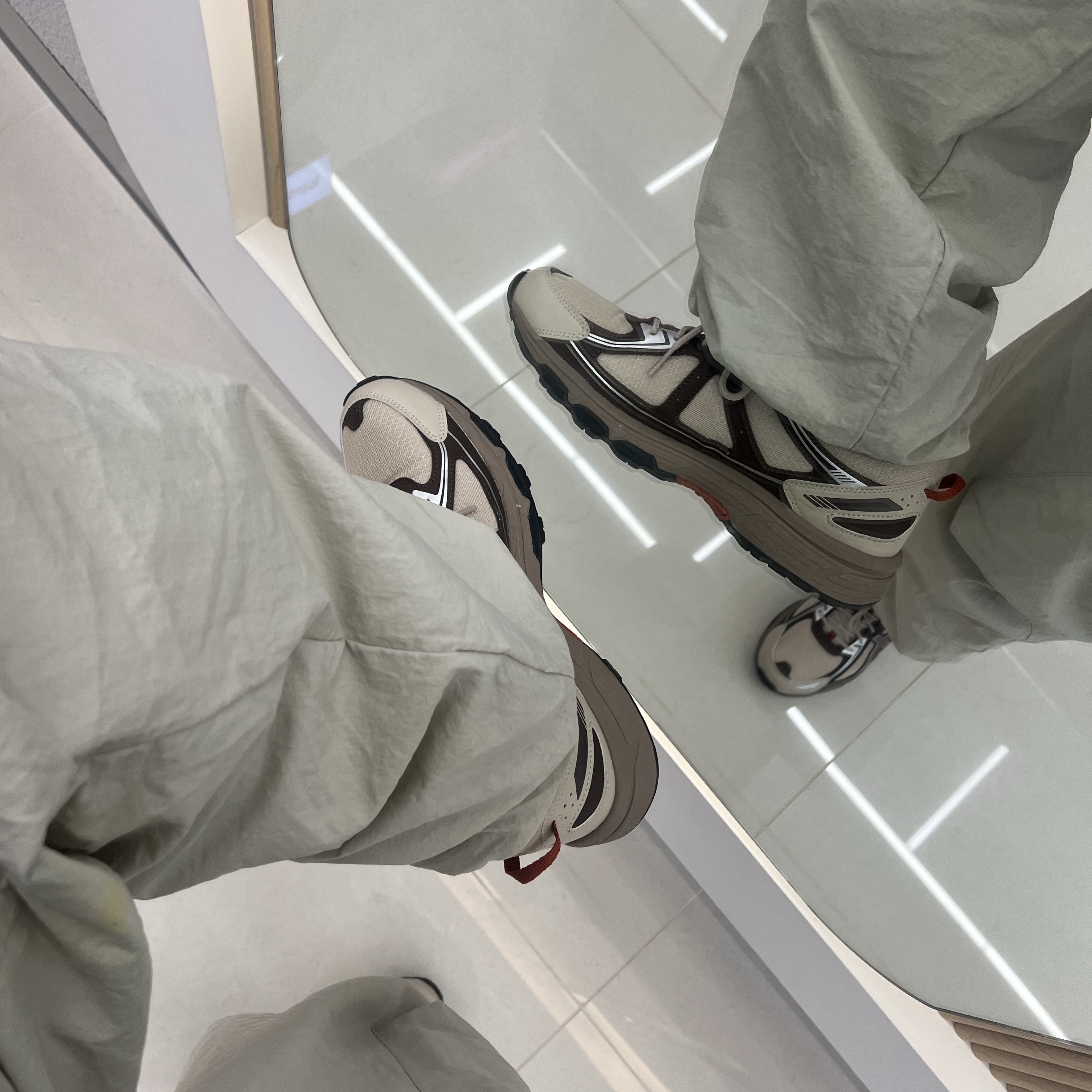 (W) Asics Gel-Venture 6 Simply Taupe 착용 스타일 - 2