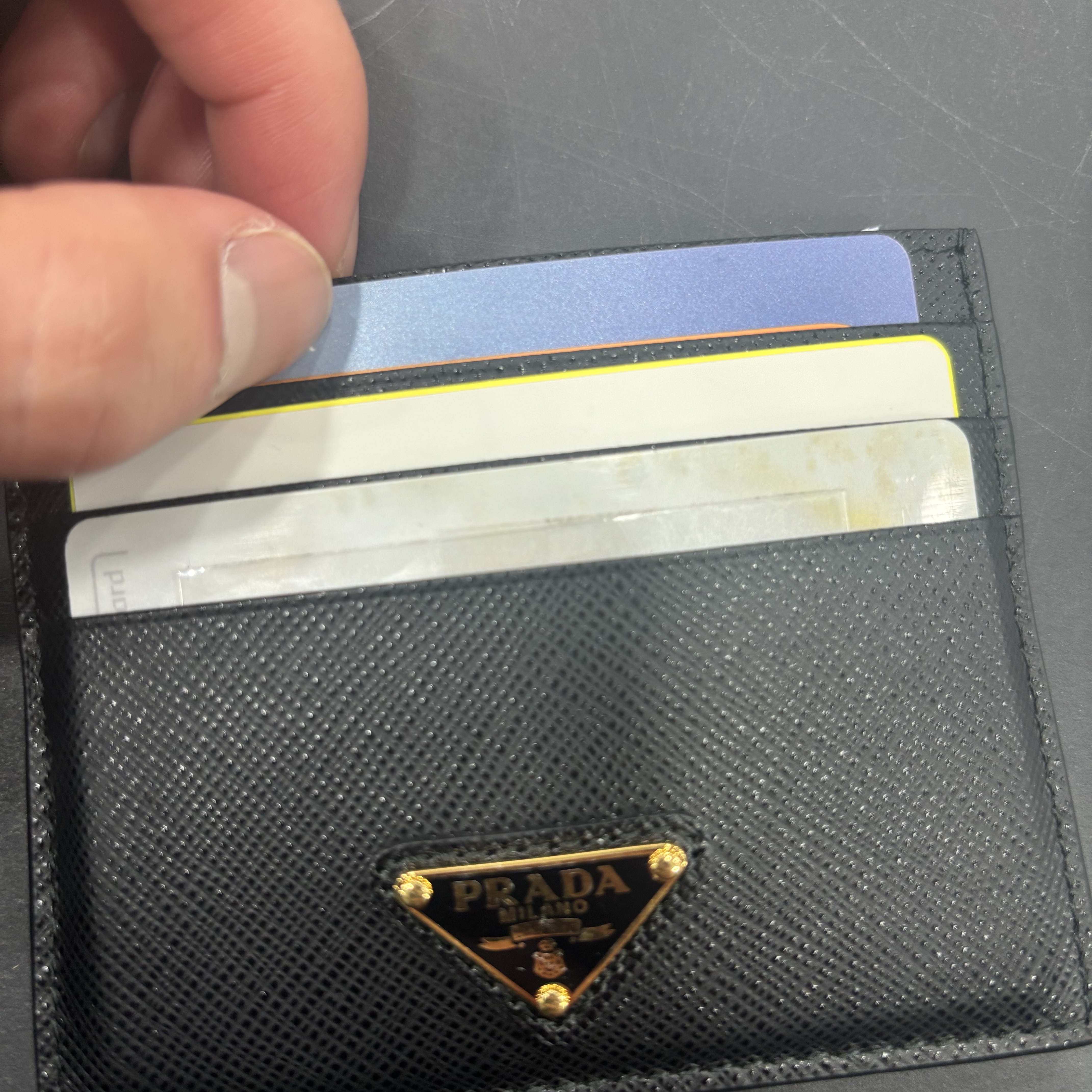 Prada Saffiano Leather Triangle Logo Card Holder Black Gold 착용 스타일