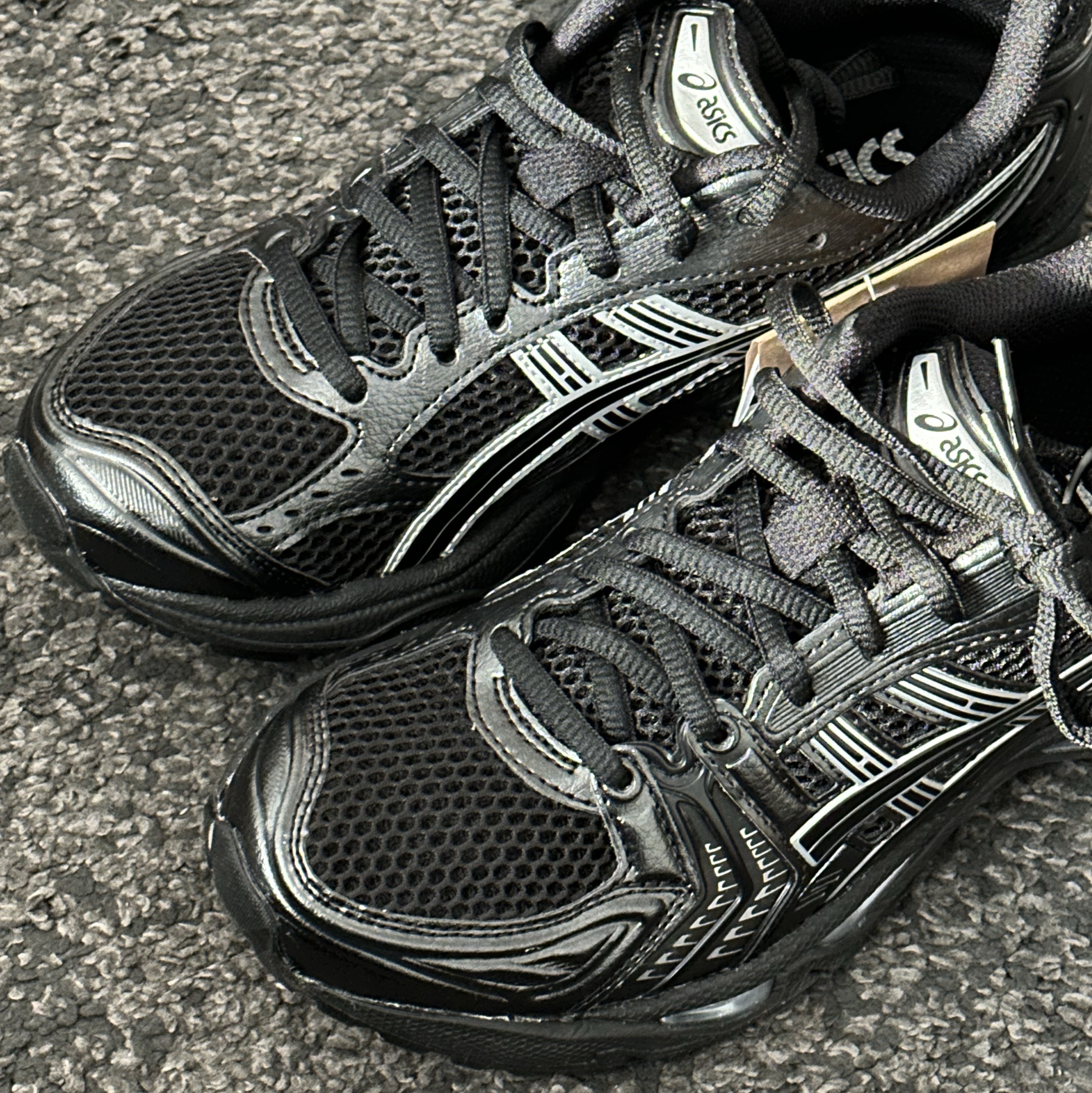 Asics Gel-Kayano 14 Black Pure Silver 착용 스타일 - 2