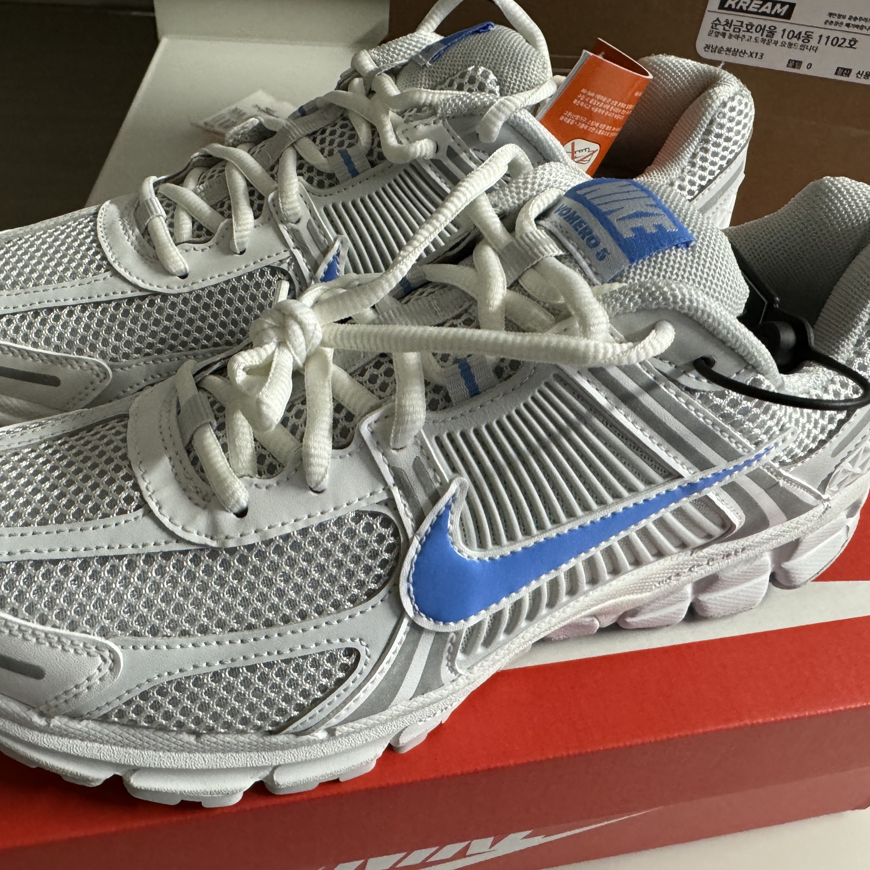 Nike Zoom Vomero 5 Photon Dust and University Blue 착용 스타일