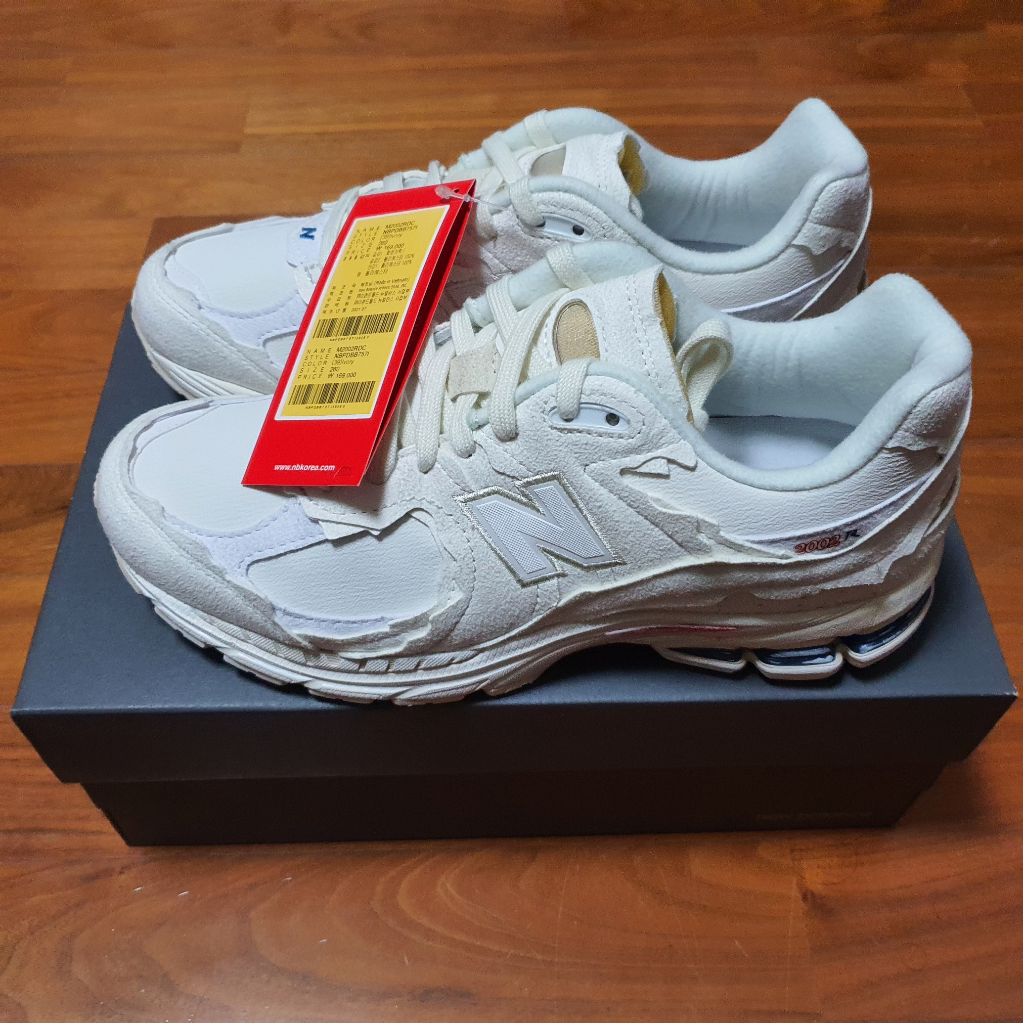 New Balance 2002R Protection Pack Sea Salt 착용 스타일