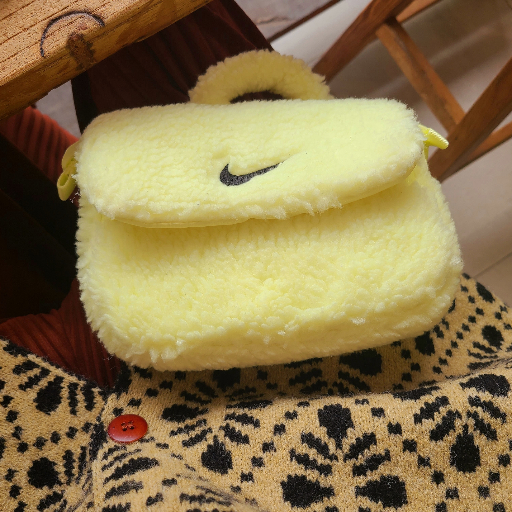 (Kids) Nike NSW Faux Fur Crossbody Bag Neon 착용 스타일 - 1