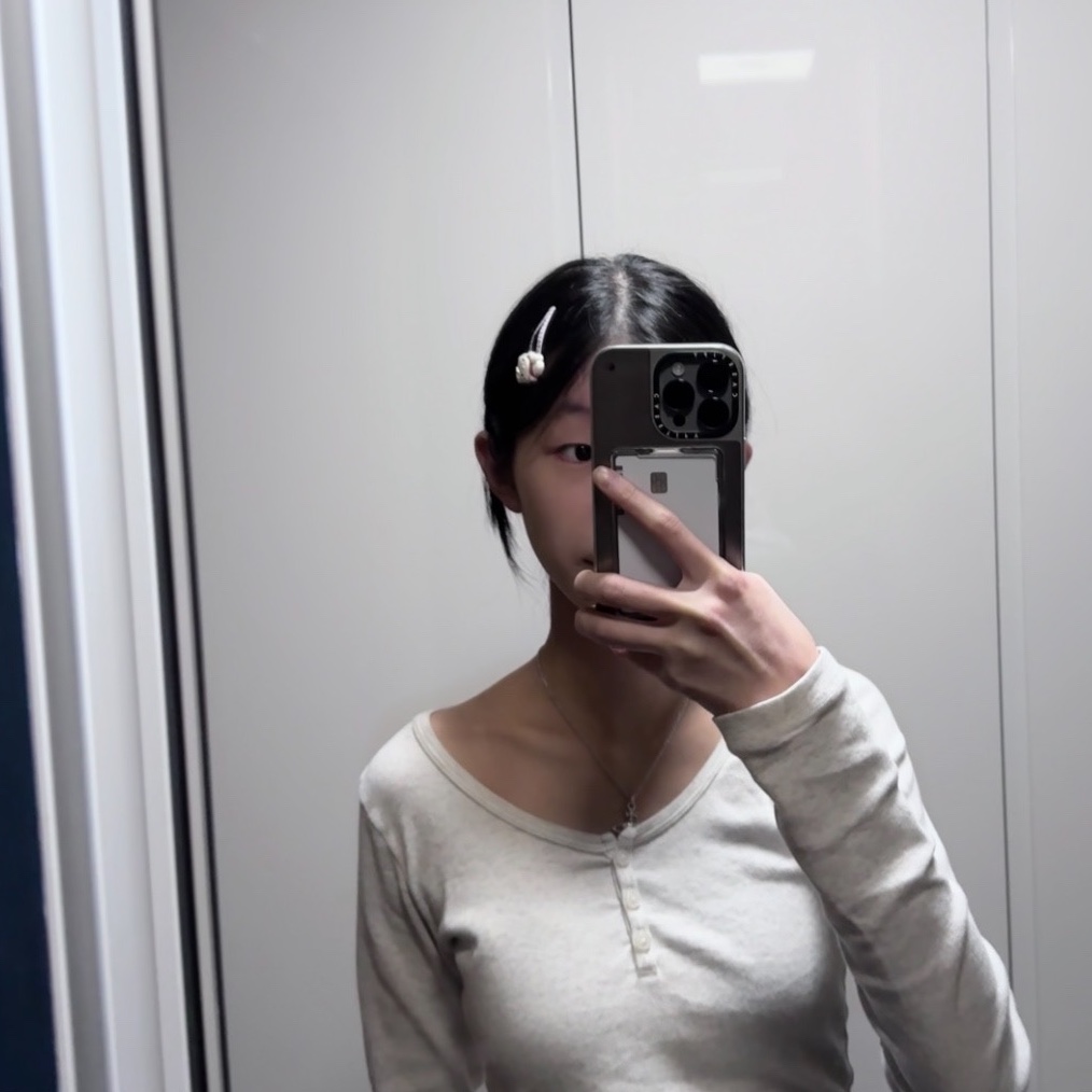 Casetify x Matin Kim iPhone Signature Magsafe Mirror Case Silver, Vivienne Westwood Mayfair Bas Relief Pendant Silver 착용 스타일 - 1