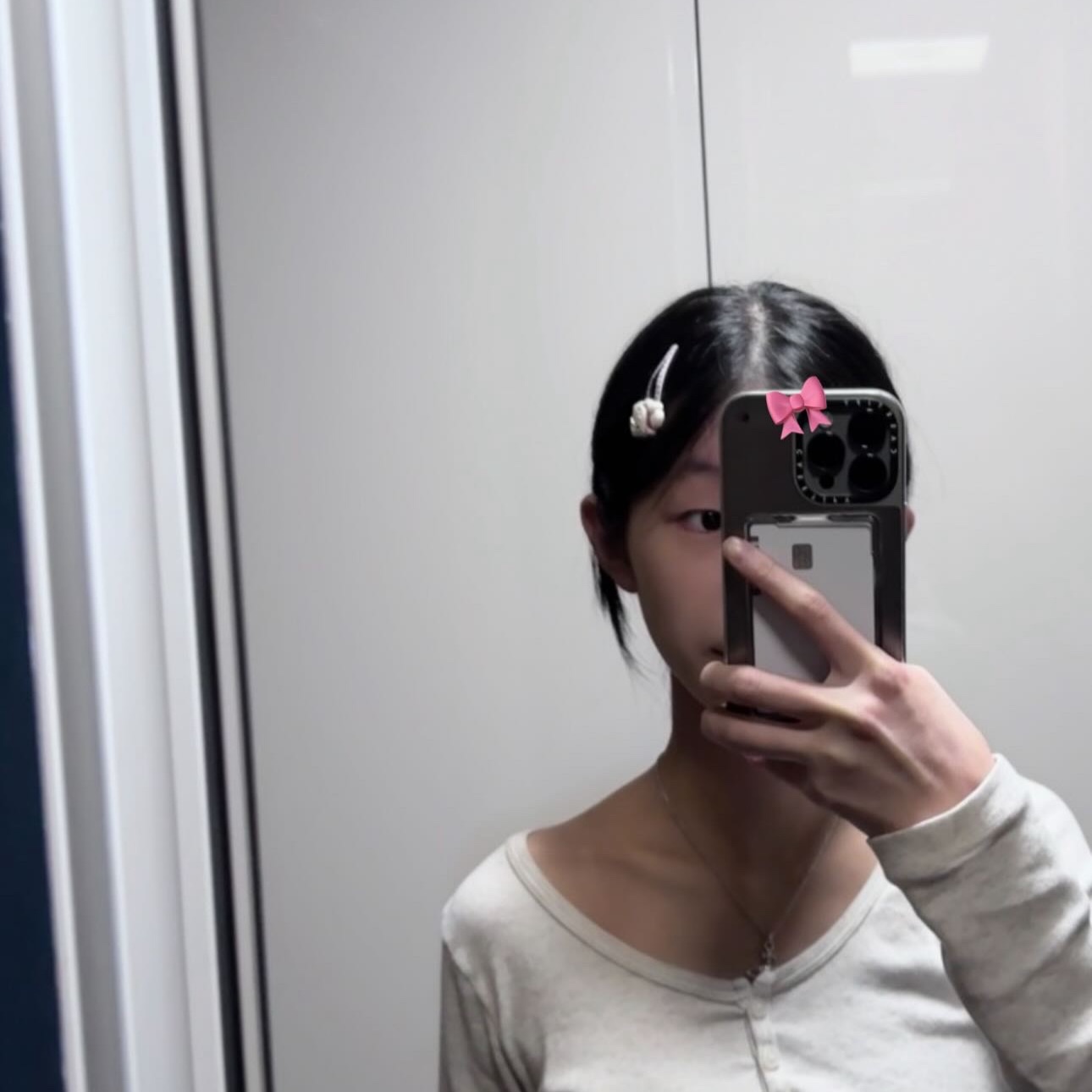 Casetify x Matin Kim iPhone Signature Magsafe Mirror Case Silver, Vivienne Westwood Mayfair Bas Relief Pendant Silver 착용 스타일 - 2