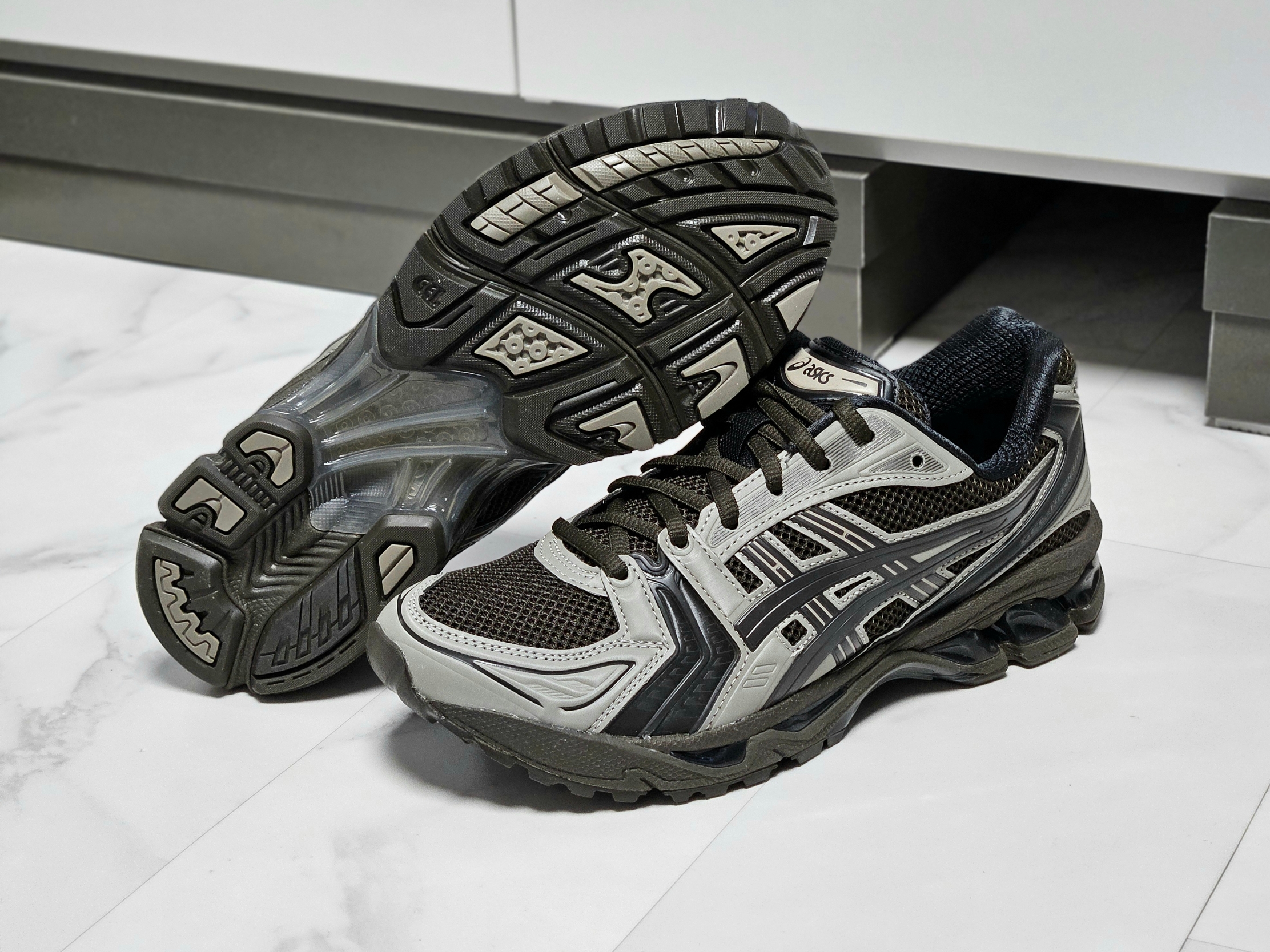 Asics x Atmos x Undermycar Gel-Kayano 14 Pepper Black, Asics Gel-Kayano 14 Black Pure Silver 착용 스타일 - 10