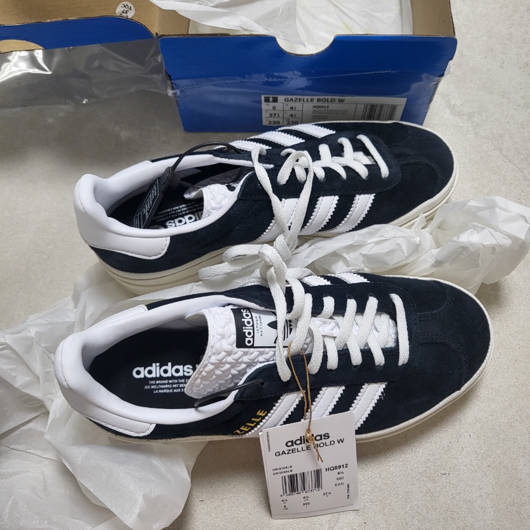 (W) Adidas Gazelle Bold Core Black Cloud White 착용 스타일 - 1