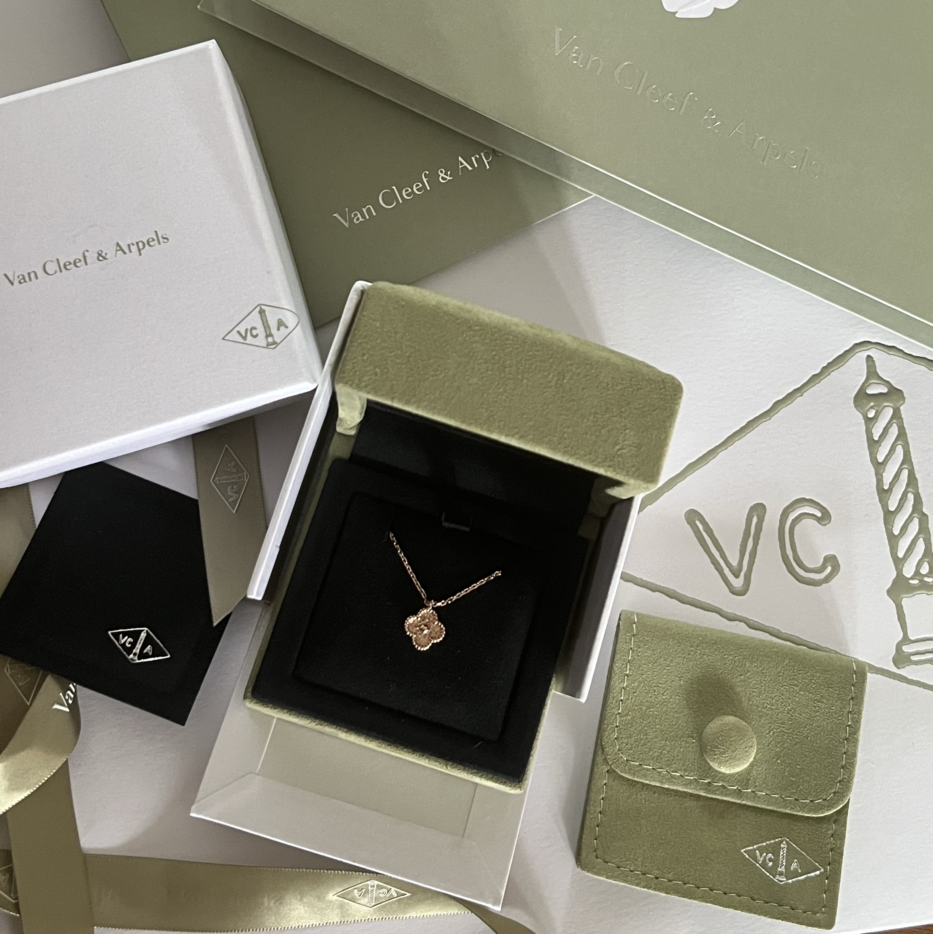 (W) Van Cleef & Arpels Vintage Alhambra Pendant Rose Gold 착용 스타일