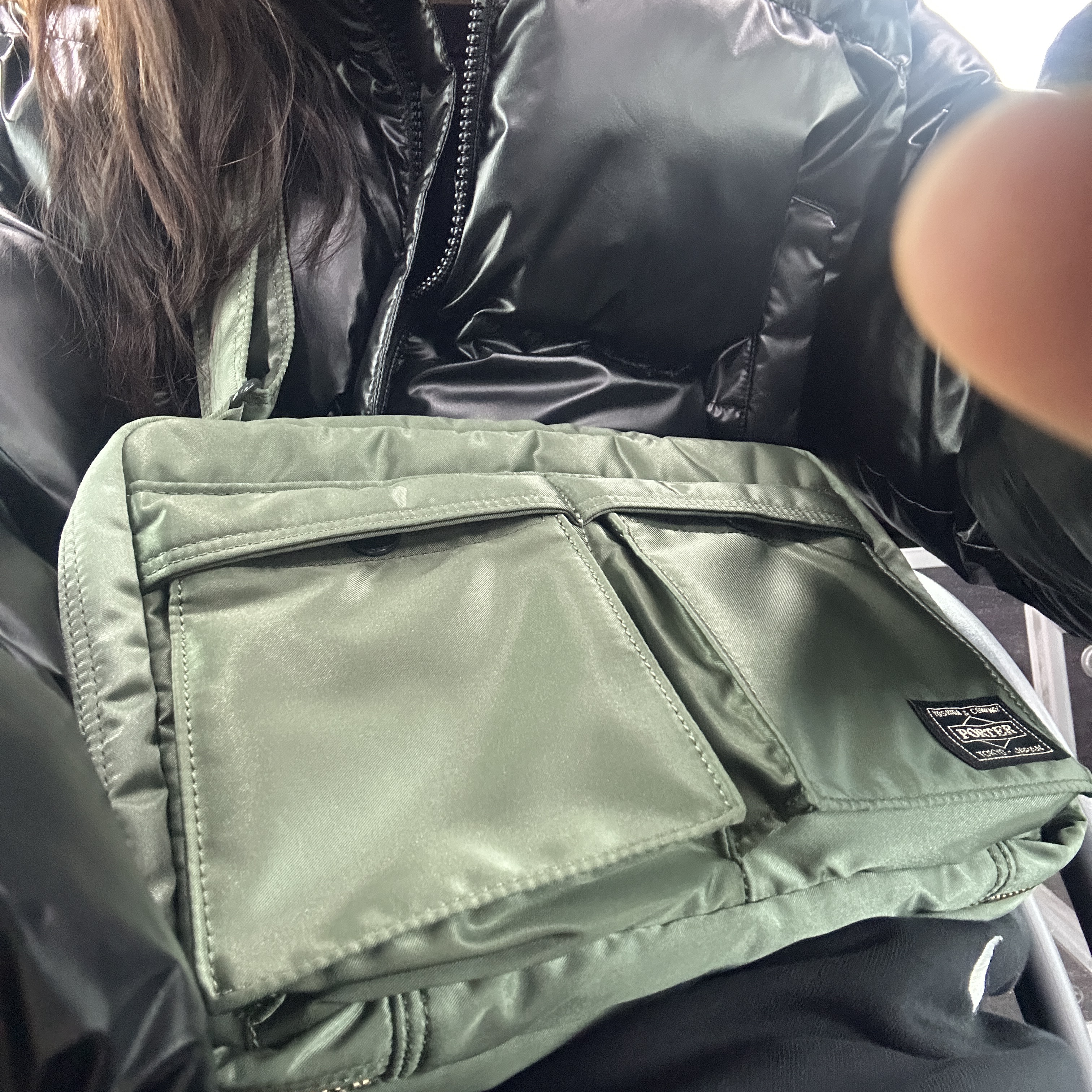 Porter Tanker Shoulder Bag S Sage Green 착용 스타일 - 1