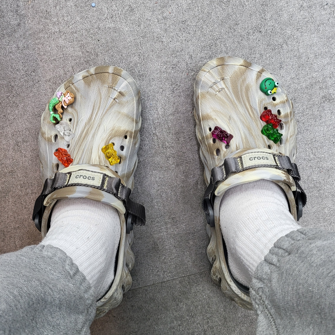 Crocs Echo Marbled Clog Bone Multi 착용 스타일 - 1