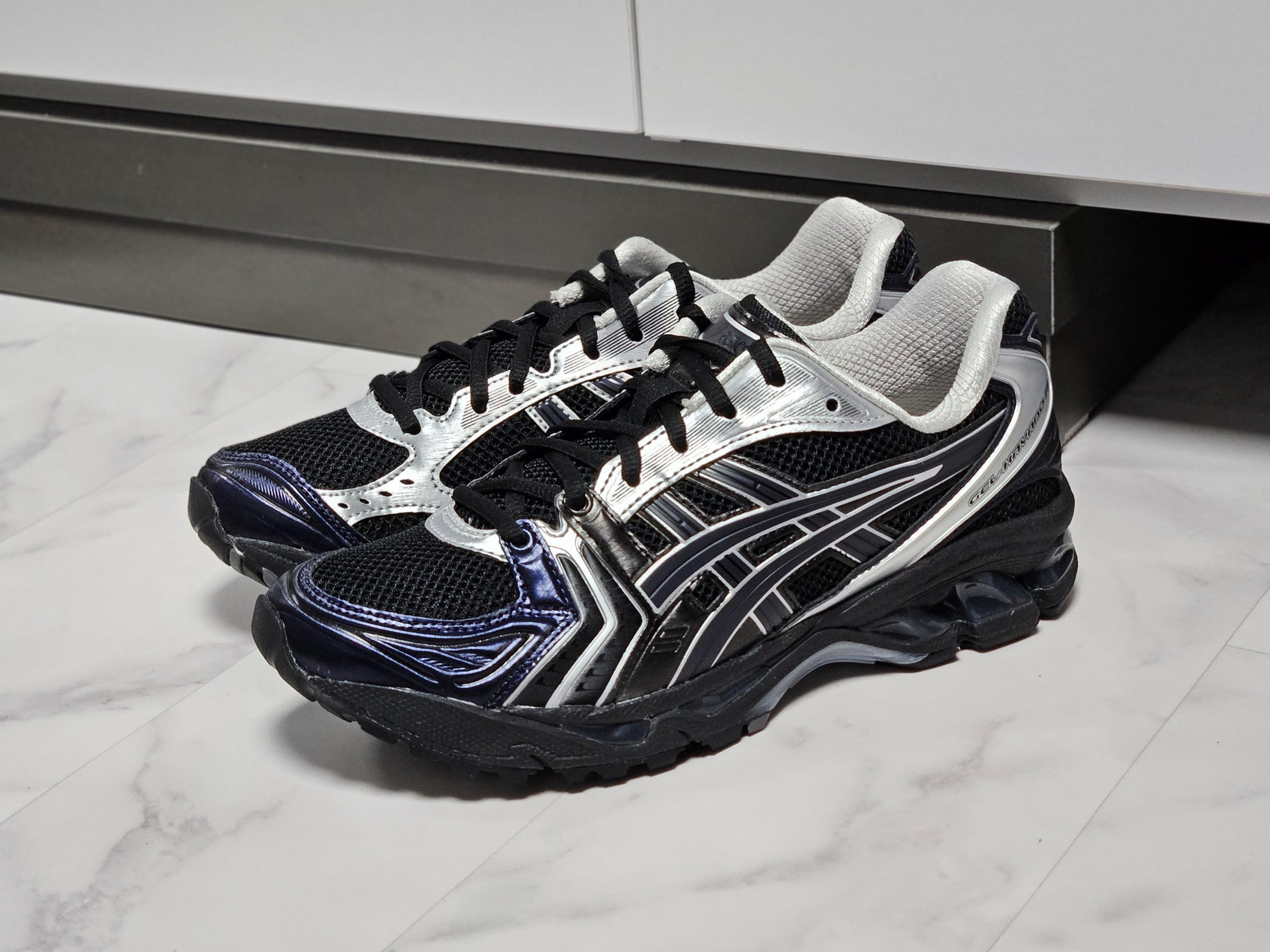 Asics x Atmos x Undermycar Gel-Kayano 14 Black Pure Silver 착용 스타일 - 6