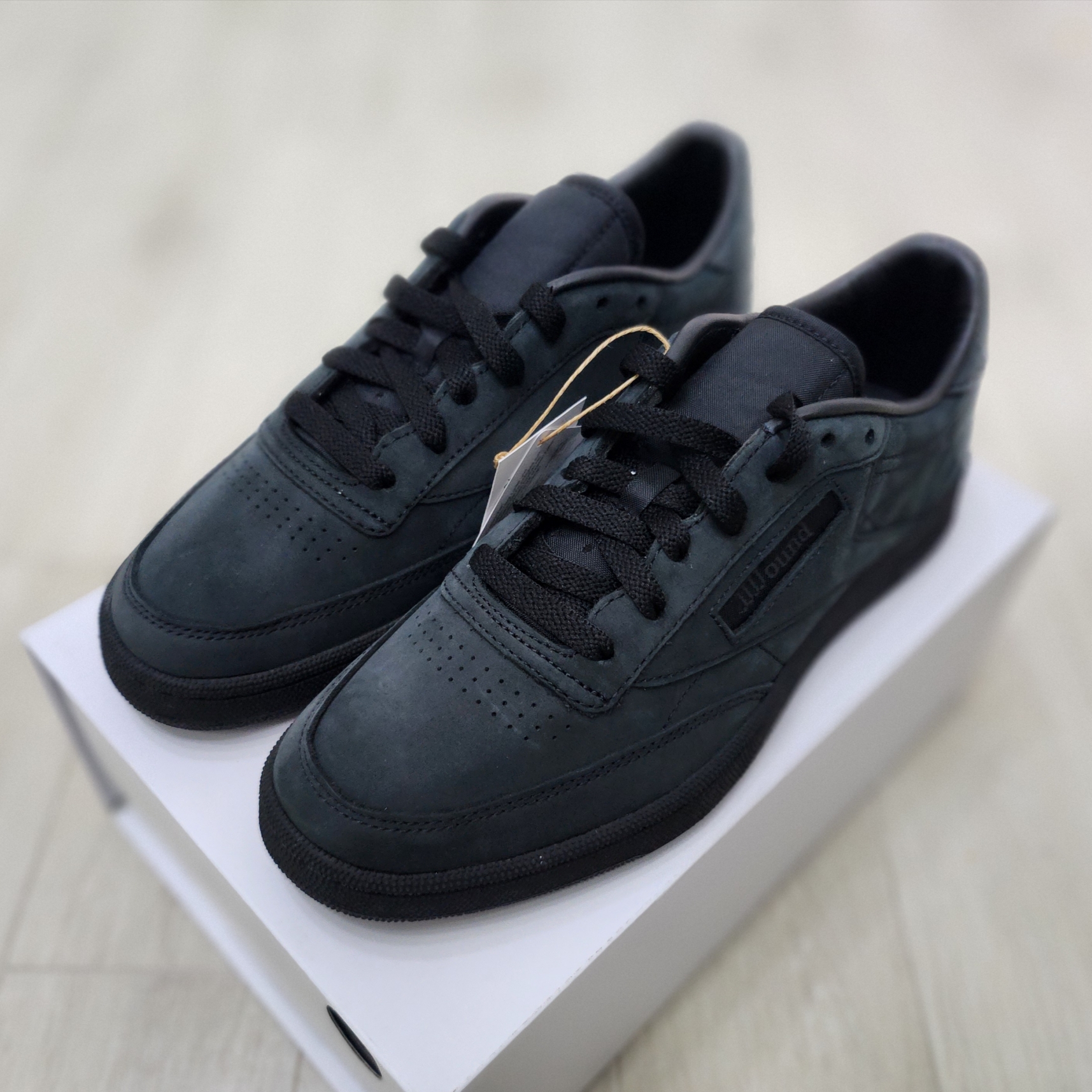 Reebok x JJJJound Club C 85 Triple Black 착용 스타일 - 2