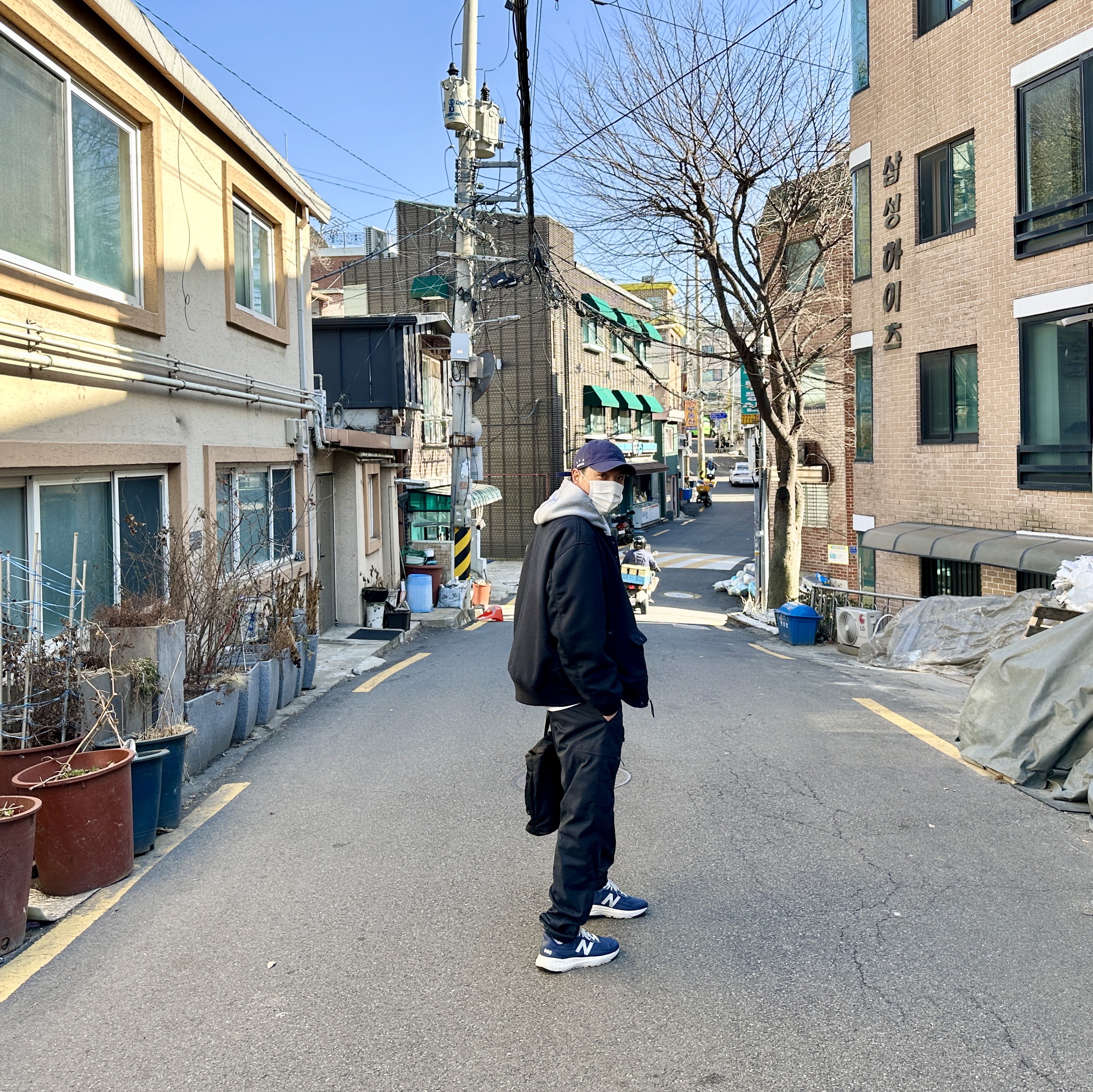 Uniqlo x Engineered Garments Pufftech Short Blouson Navy, RAWROW City Walker Tote Black 착용 스타일 - 2