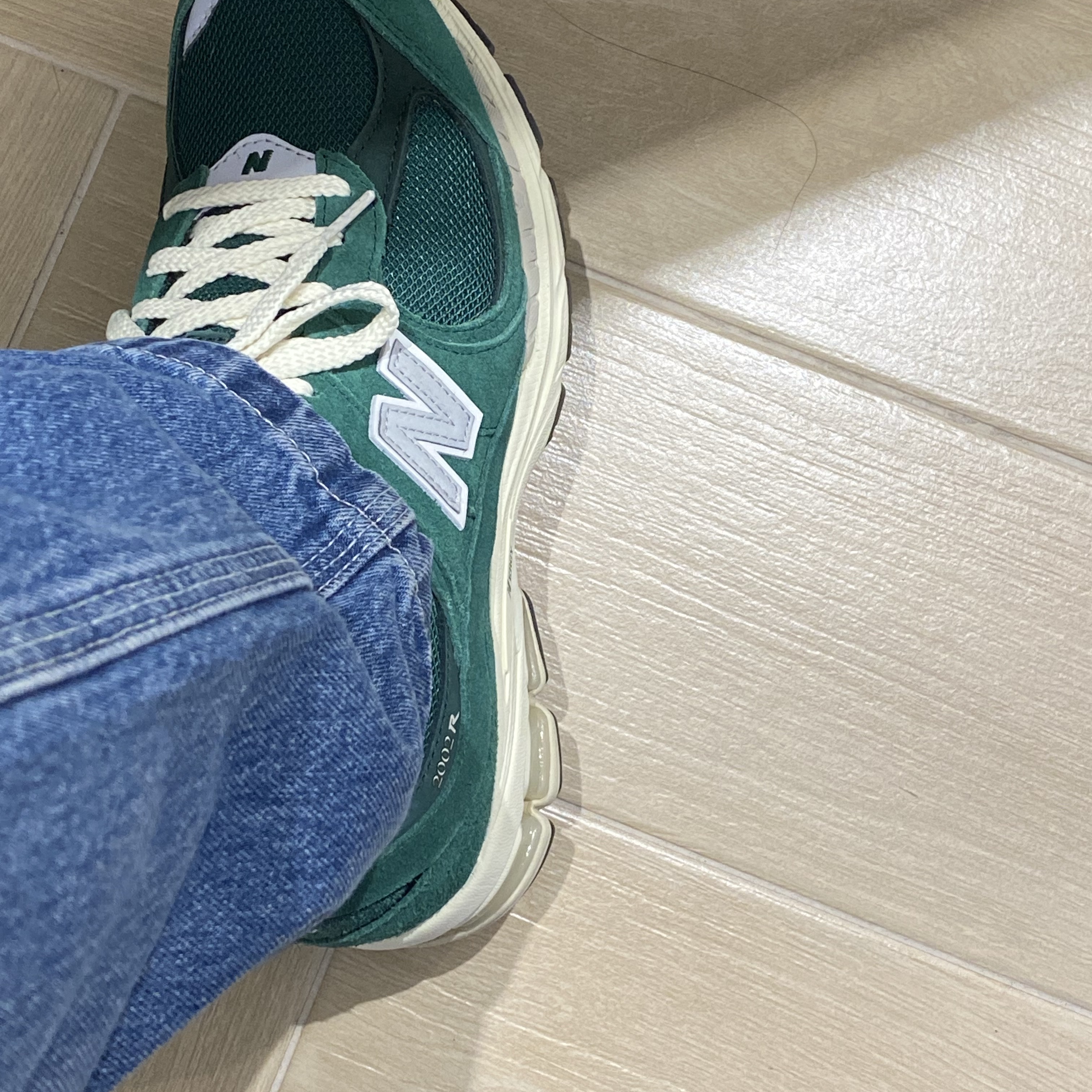New Balance 2002R Nightwatch Green 착용 스타일 - 2