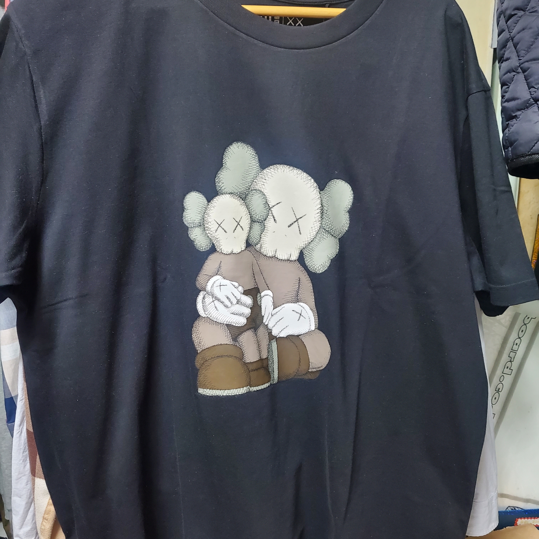 Uniqlo UT x Kaws Short Sleeve Graphic T-Shirt Black - KR 착용 스타일 - 1