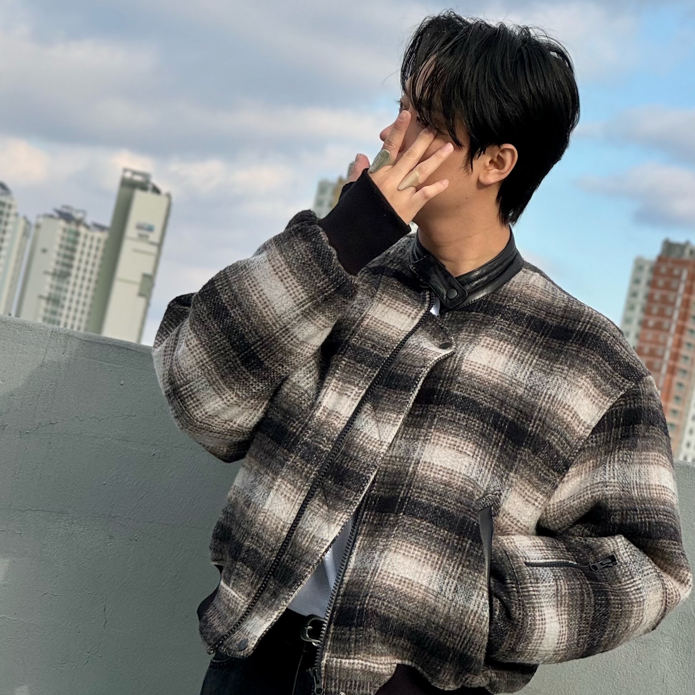 Haleine Leather Patched 3D Finger Hole Bomber Blouson Brown Check 착용 스타일 - 2