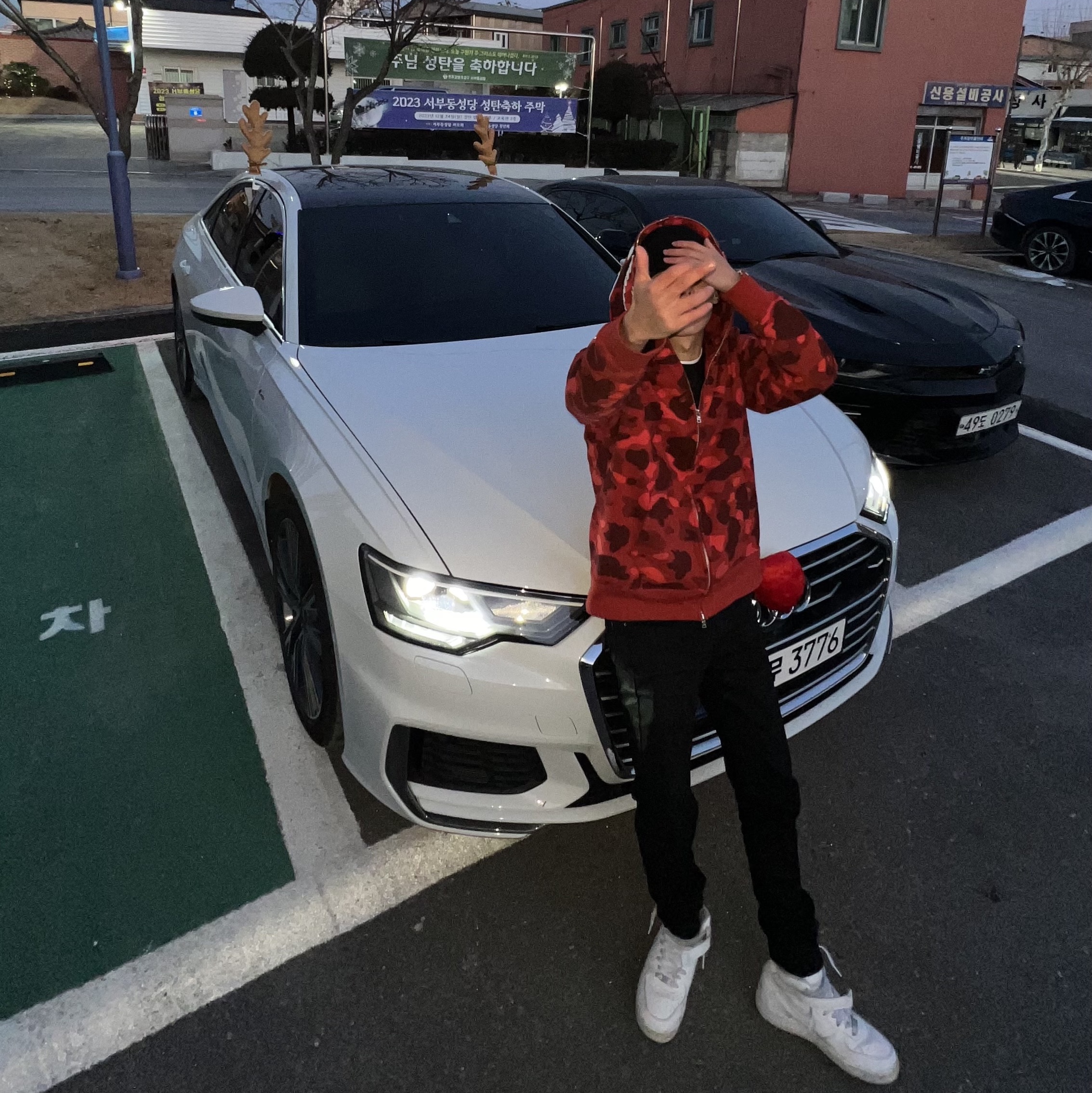 BAPE Color Camo Shark Full Zip Hoodie Red, Nike Air Force 1 Mid '07 White 착용 스타일