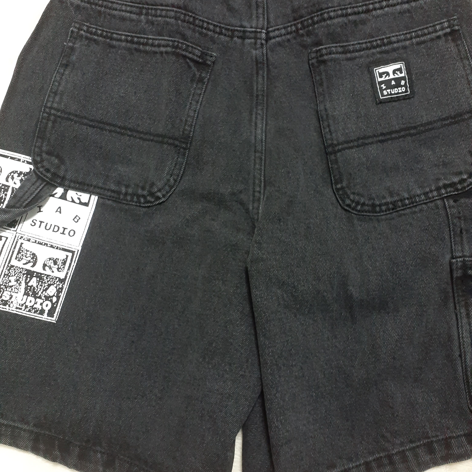 IAB Studio x Obey Poster Carpenter Denim Shorts Dusty Black 착용 스타일 - 2