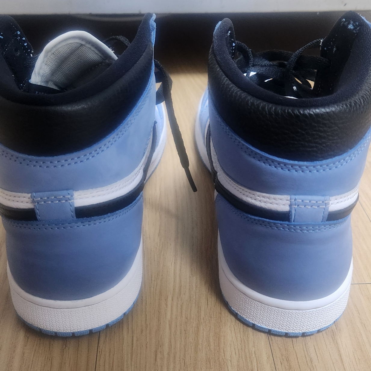 Jordan 1 Retro High OG University Blue 착용 스타일 - 3