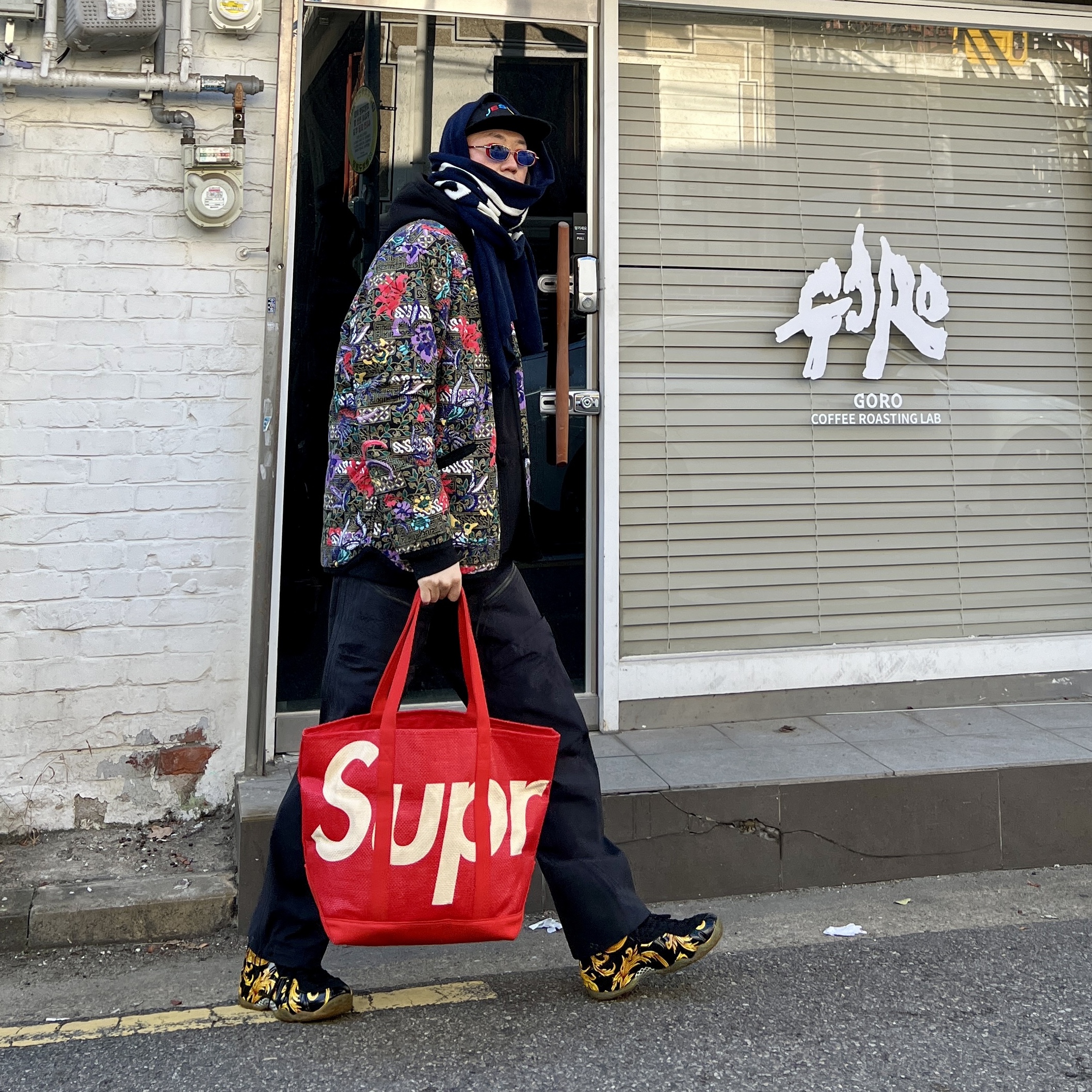 Supreme Raffia Tote Red - 20SS, Nike x Supreme Air Foamposite One Black 착용 스타일 - 1