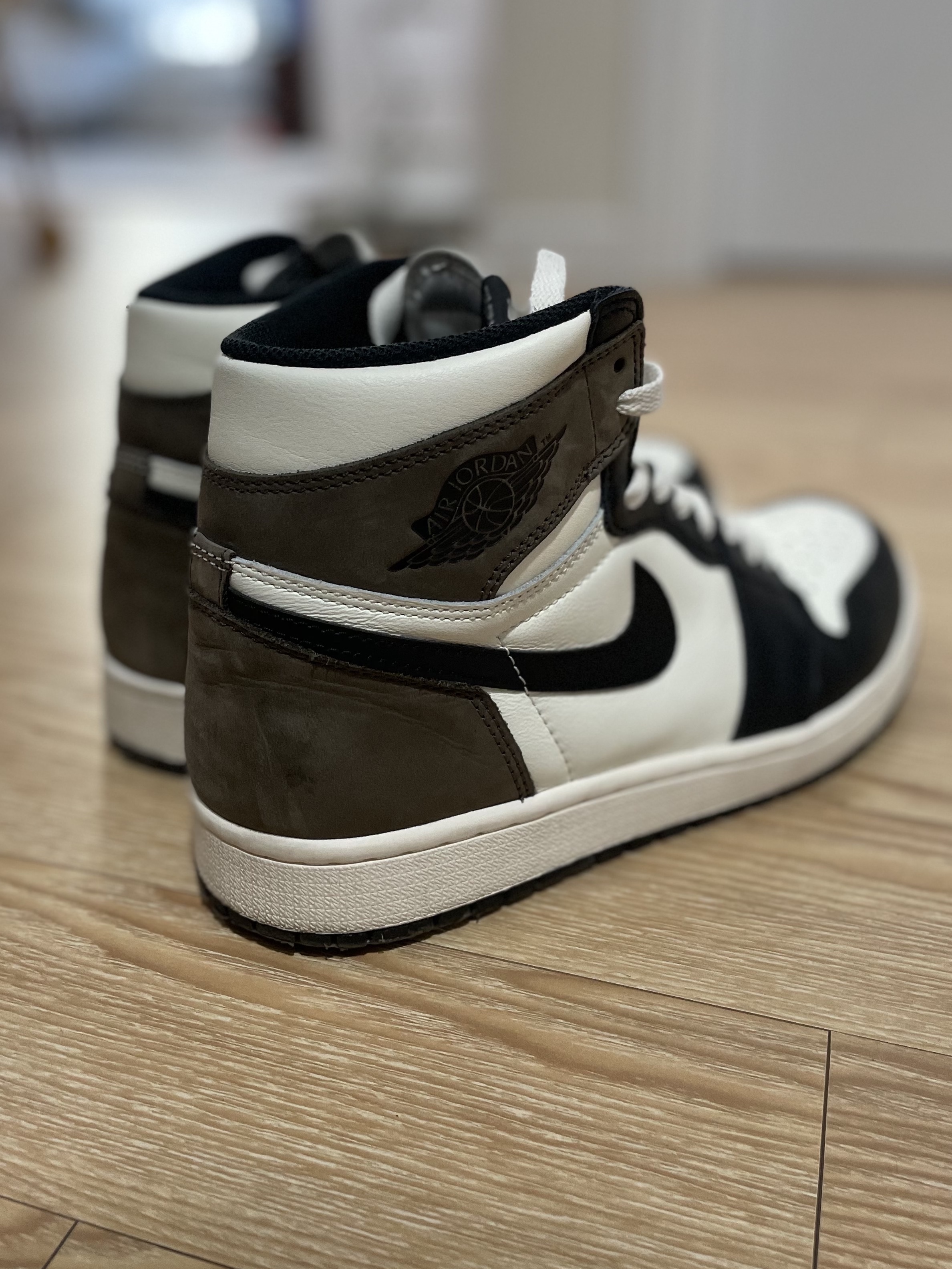 Jordan 1 Retro High OG Black Mocha 착용 스타일 - 3