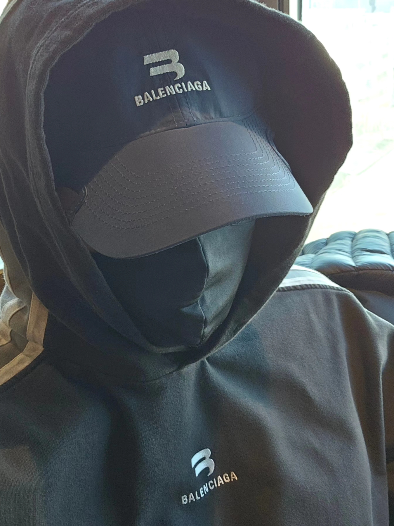 Balenciaga Cargo Pants Faded Black, Balenciaga Sporty B Hoodie Black 착용 스타일 - 5