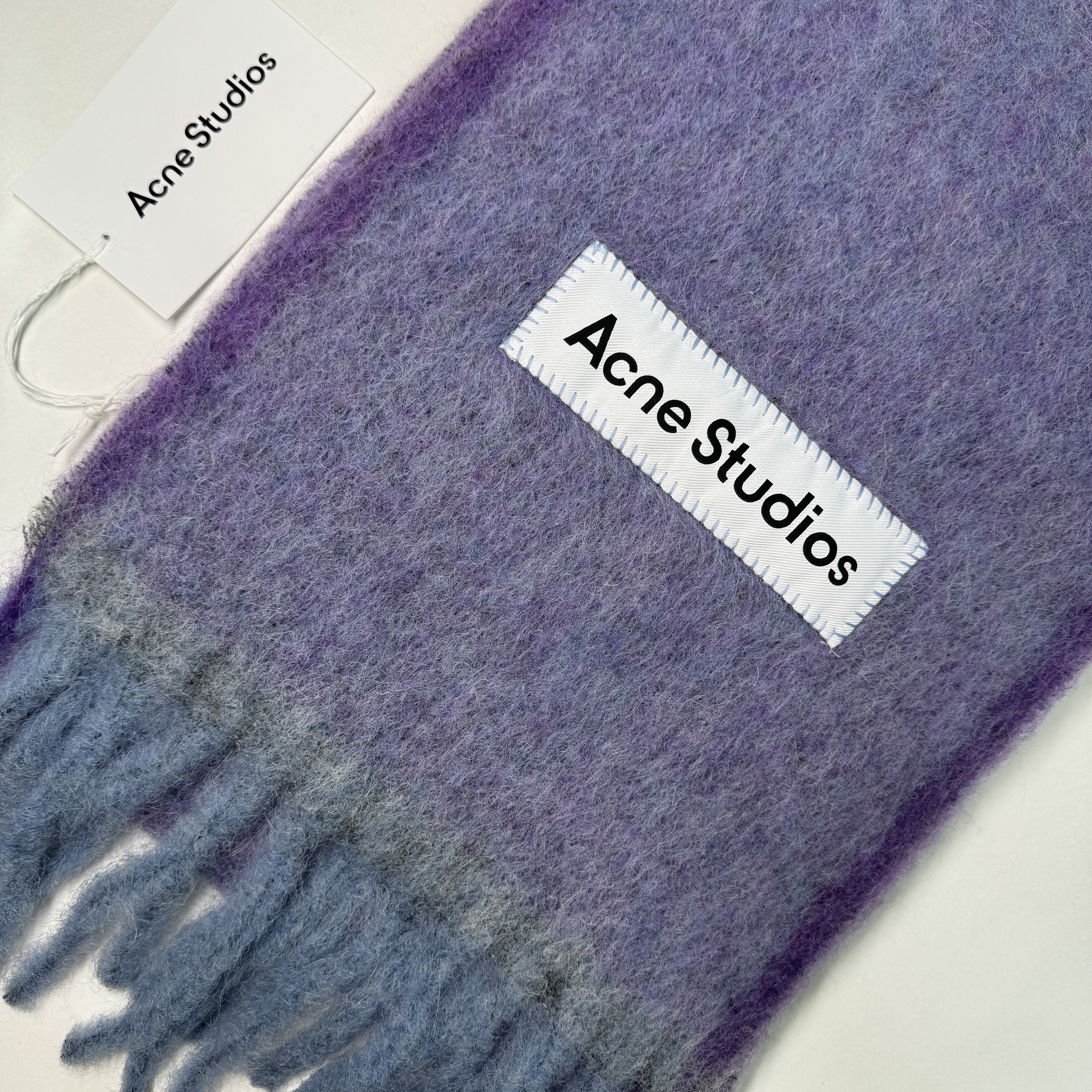 Acne Studios Mohair Wool Fringe Muffler Lavender Purple 착용 스타일 - 1