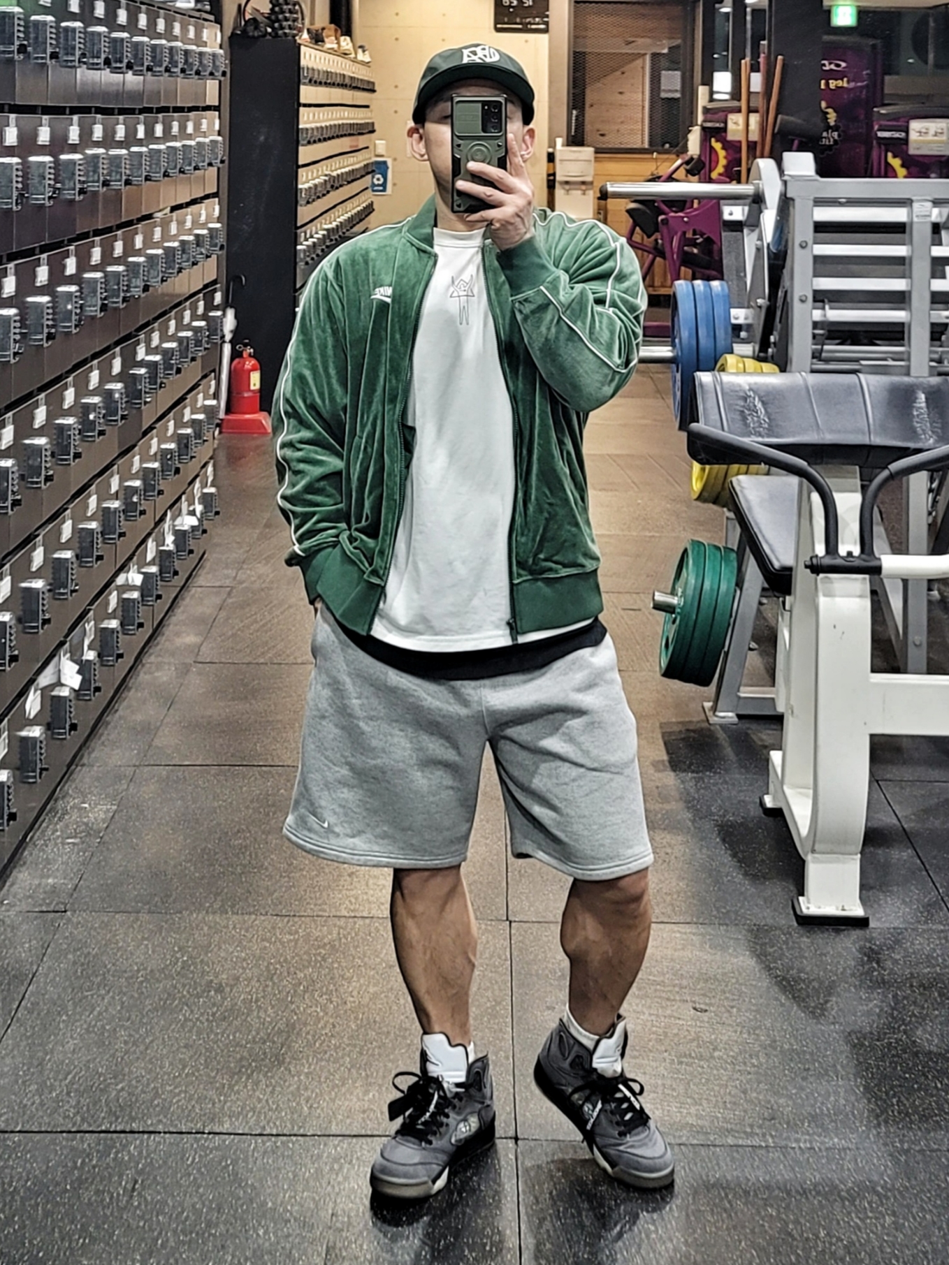 Nike NSW Velour Jacket Fir White - Asia, Nike NRG Solo Swoosh Fleece Shorts Dark Grey Heather - US/EU 착용 스타일