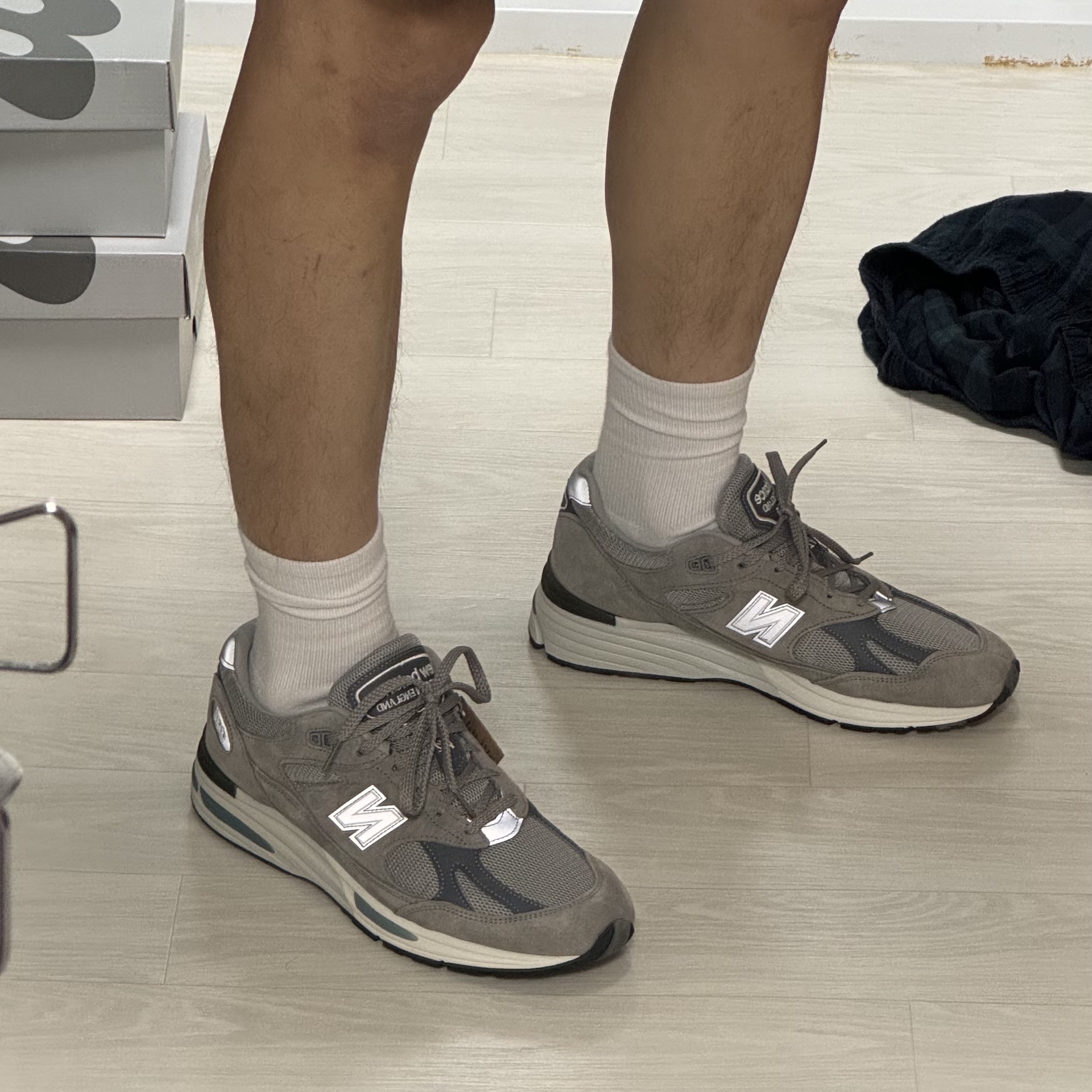 New Balance 991v2 Made in UK Rock Ridge Alloy Silver 착용 스타일
