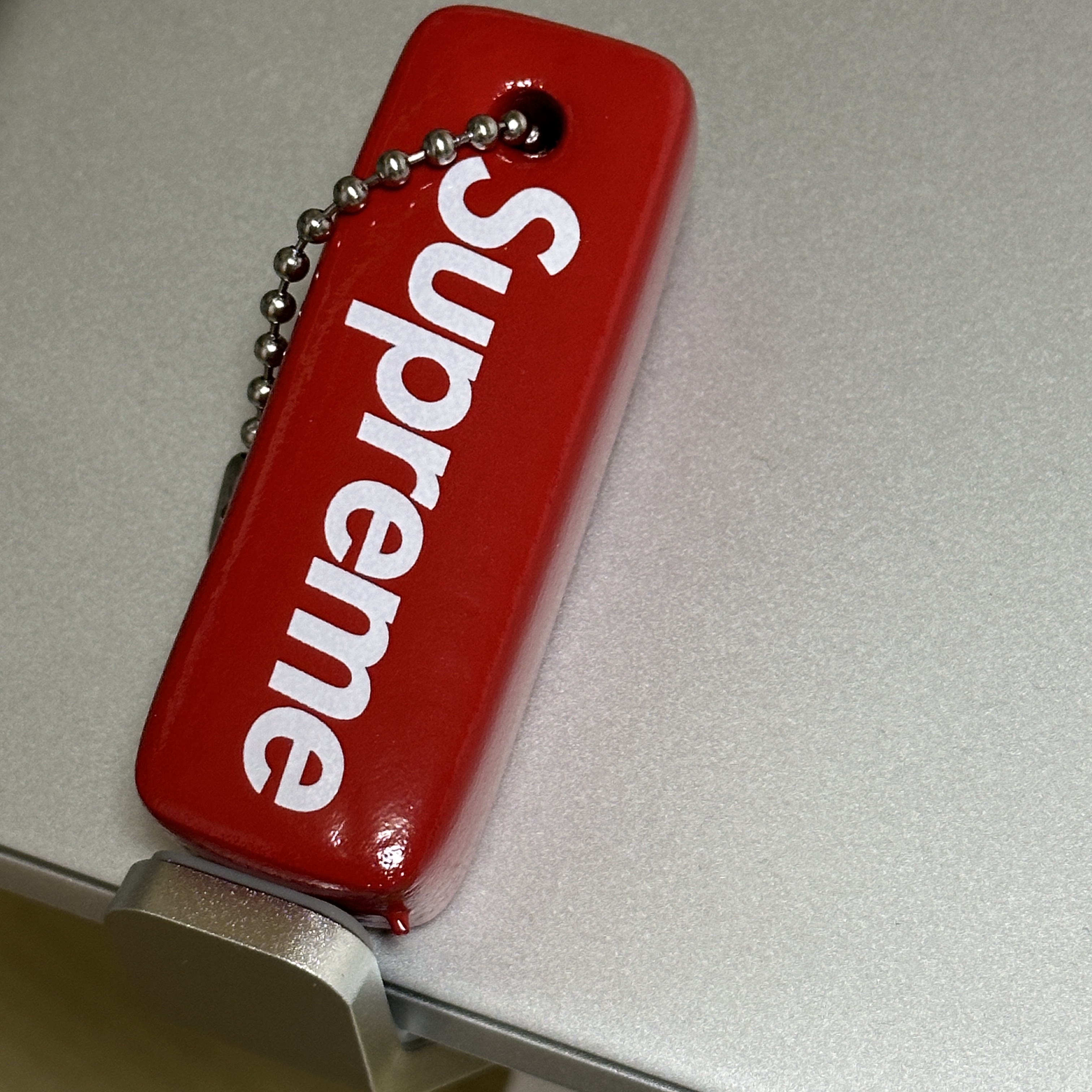 Supreme Floating Keychain Red - 23FW 착용 스타일