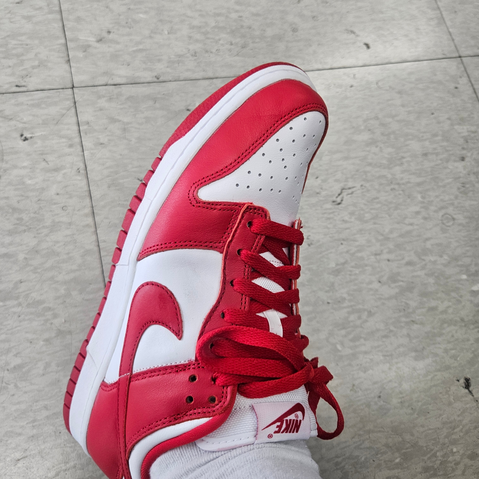 Nike Dunk Low SP White and University Red 2023 착용 스타일 - 2