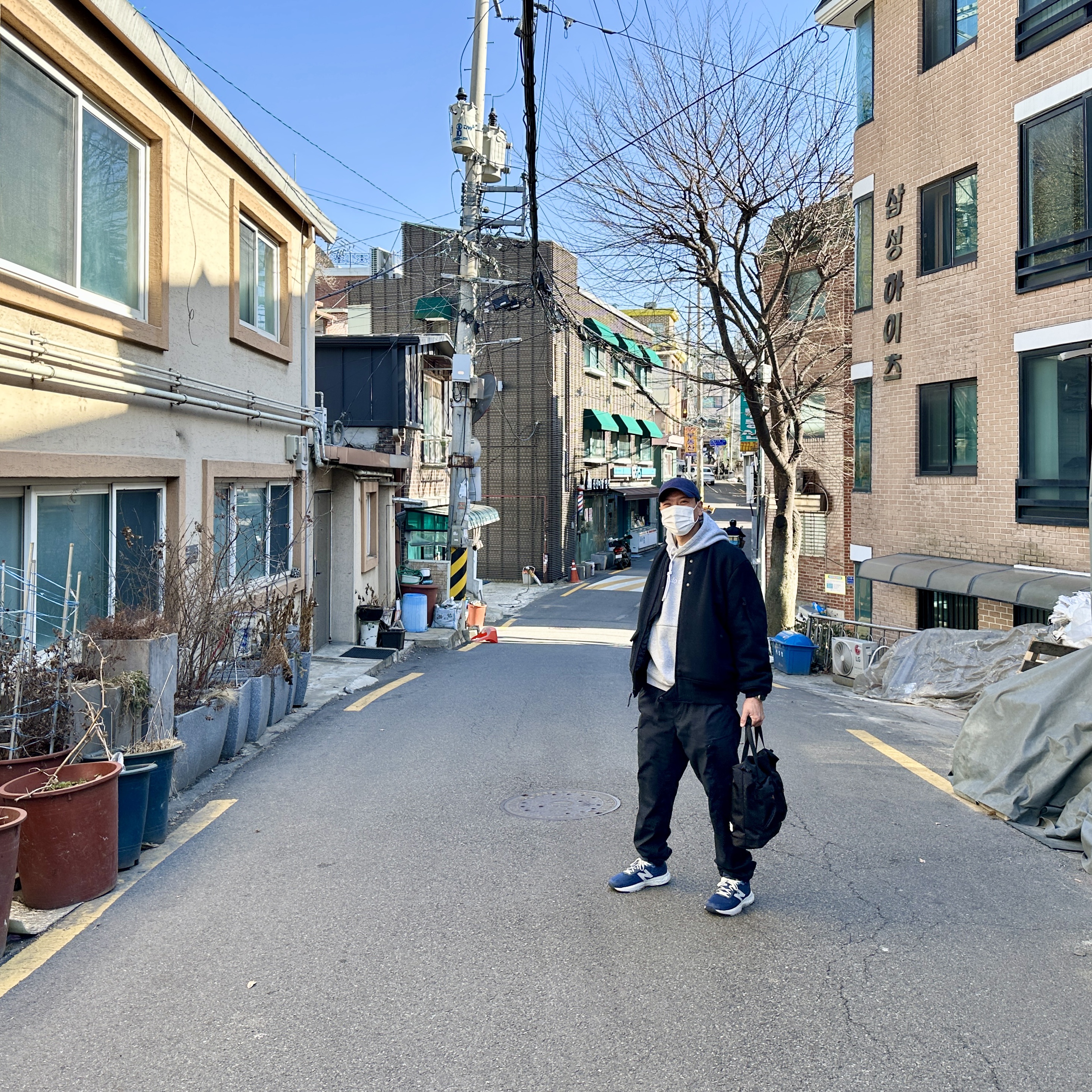 Uniqlo x Engineered Garments Pufftech Short Blouson Navy, RAWROW City Walker Tote Black 착용 스타일 - 3