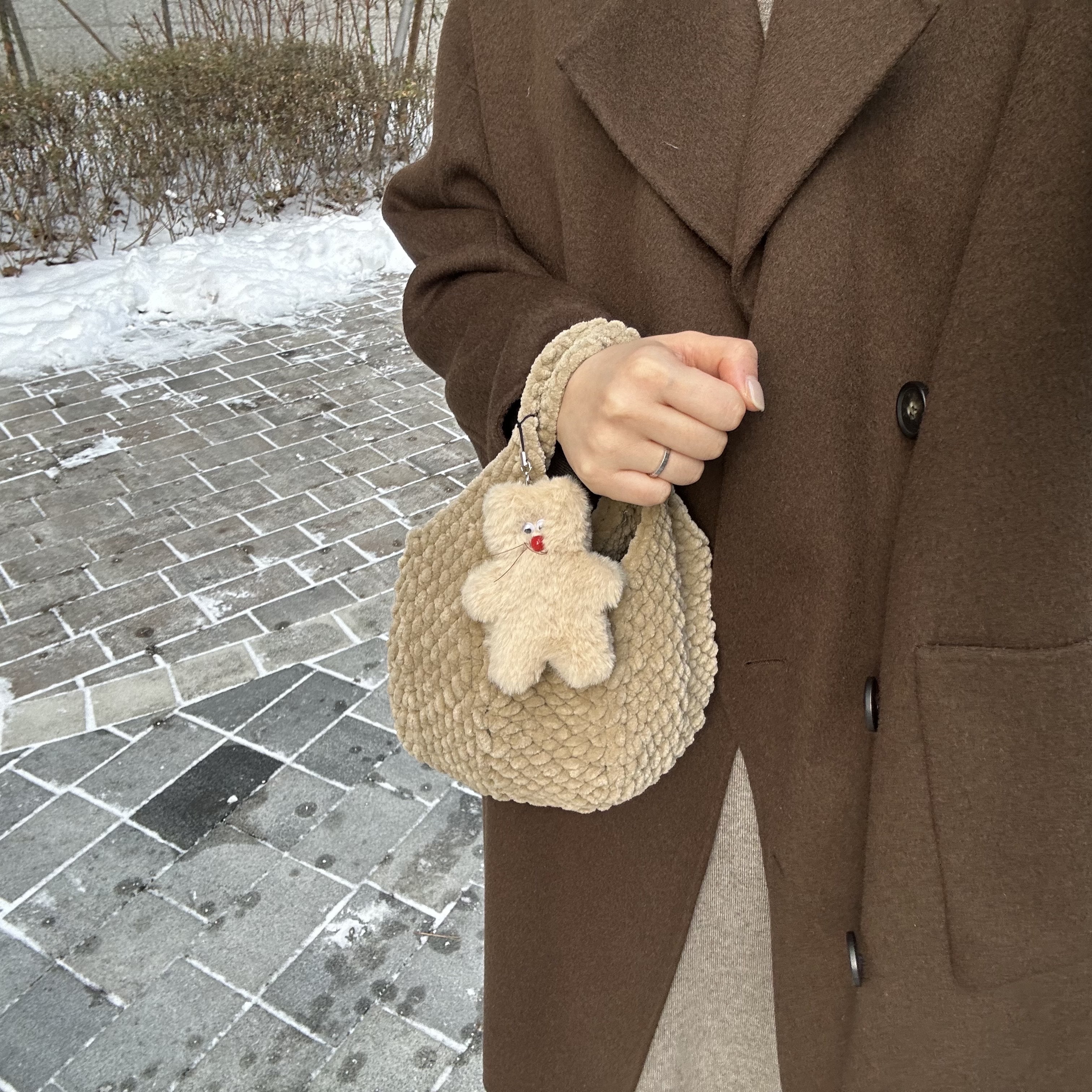 Monamhee x Amore Mall Rudolhee Phone Strap 착용 스타일