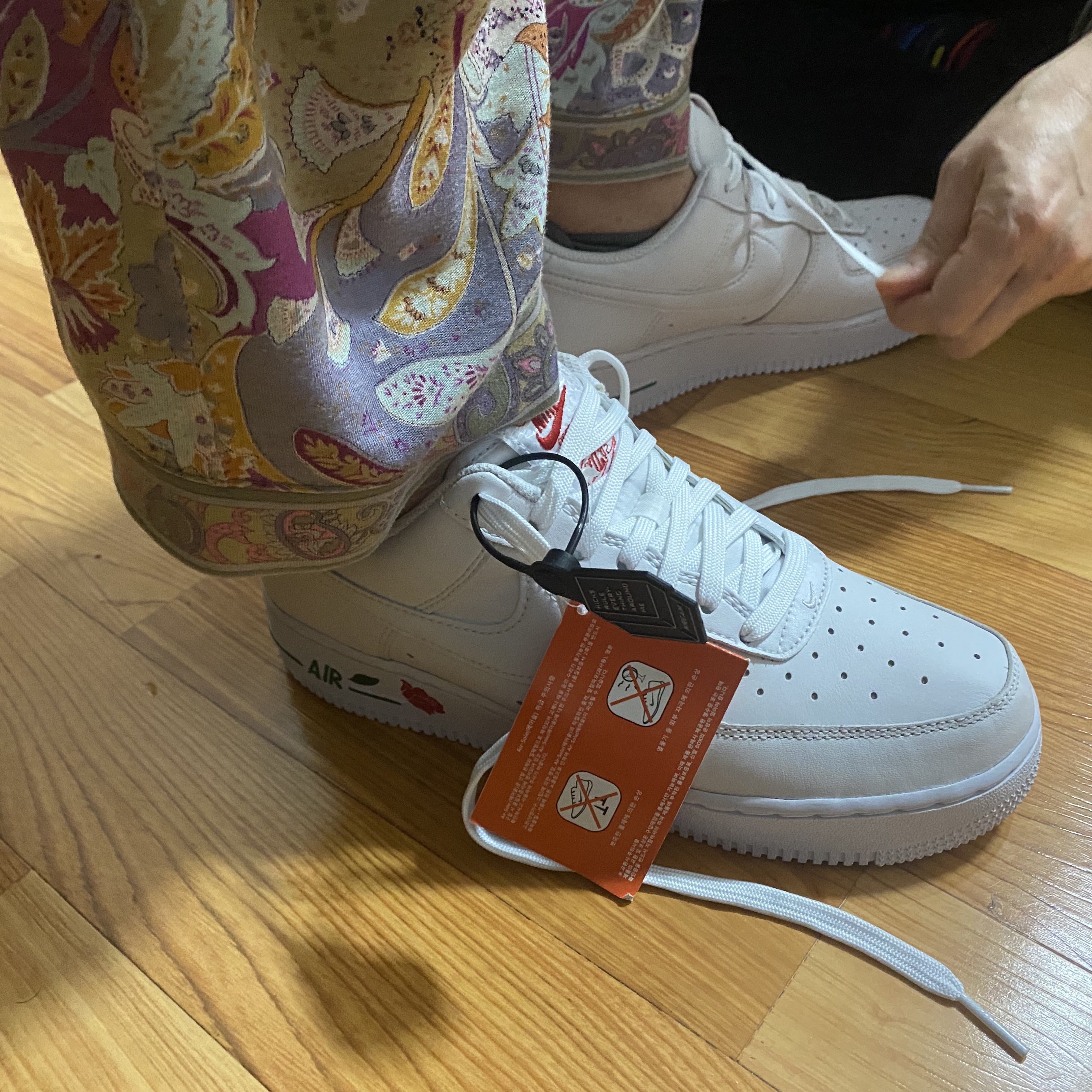 Nike Air Force 1 '07 LX White Bag 착용 스타일