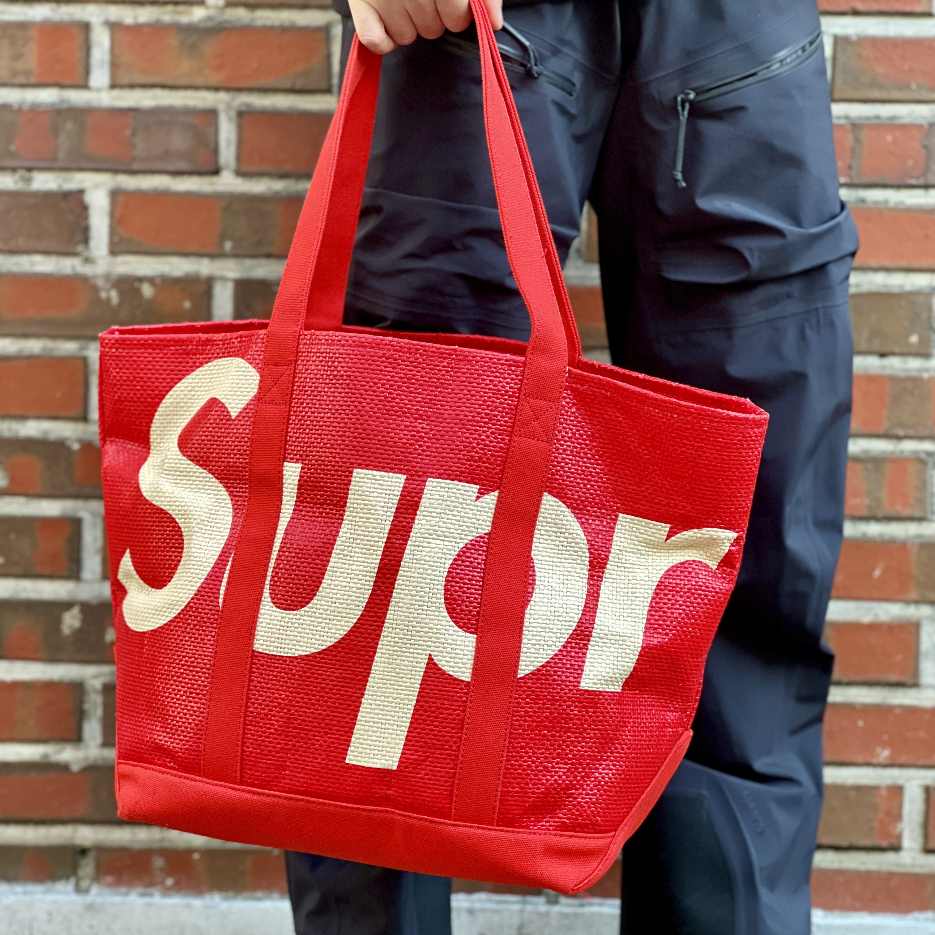 Supreme Raffia Tote Red - 20SS, Nike x Supreme Air Foamposite One Black 착용 스타일 - 3