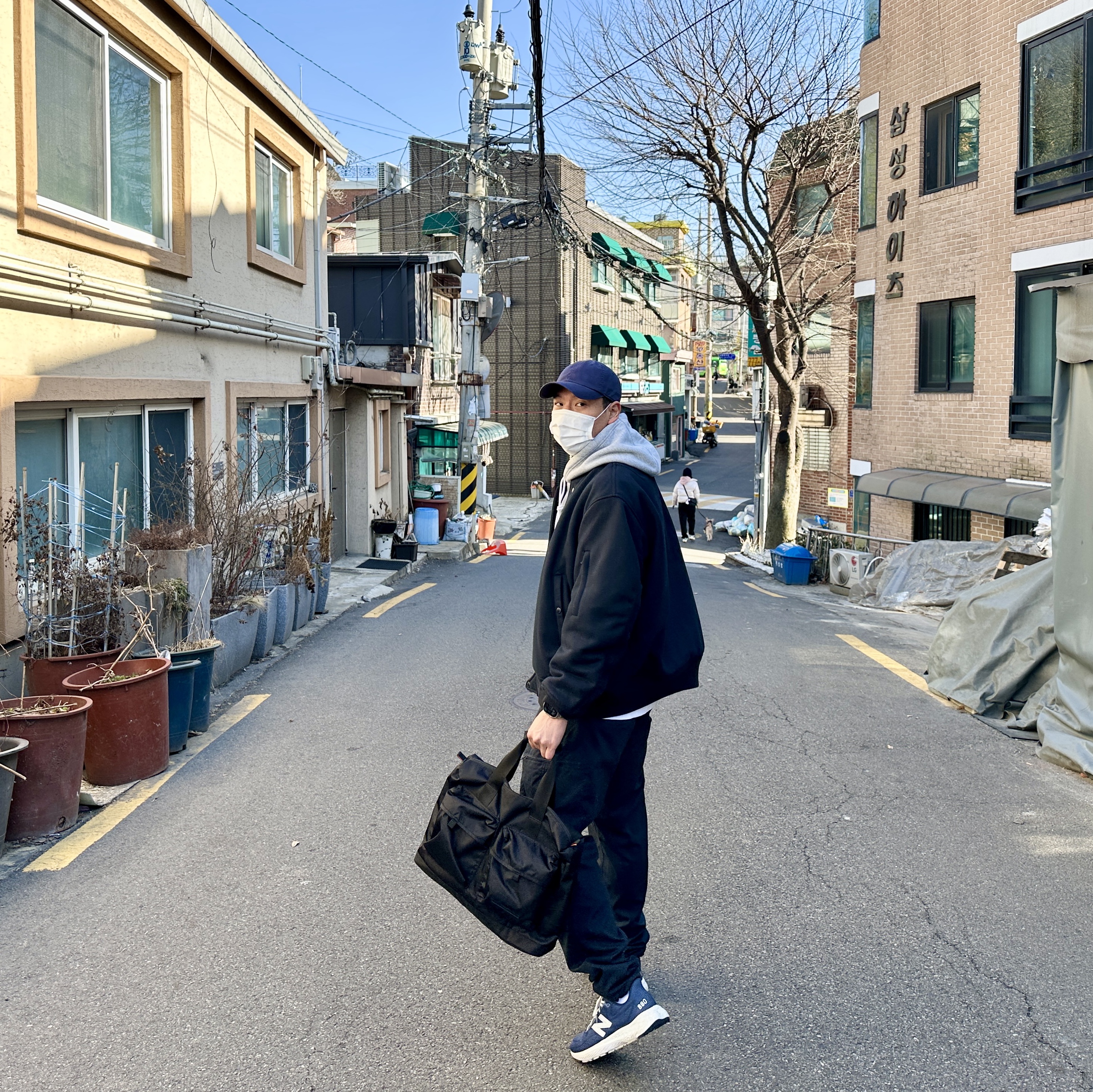 Uniqlo x Engineered Garments Pufftech Short Blouson Navy, RAWROW City Walker Tote Black 착용 스타일 - 1